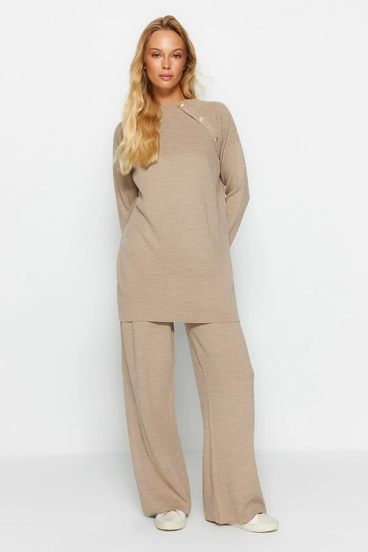 Trendyol Modest  Nerzfarbenes Strickoberteil und -unterteil mit Knopfdetails TCTAW24US00042