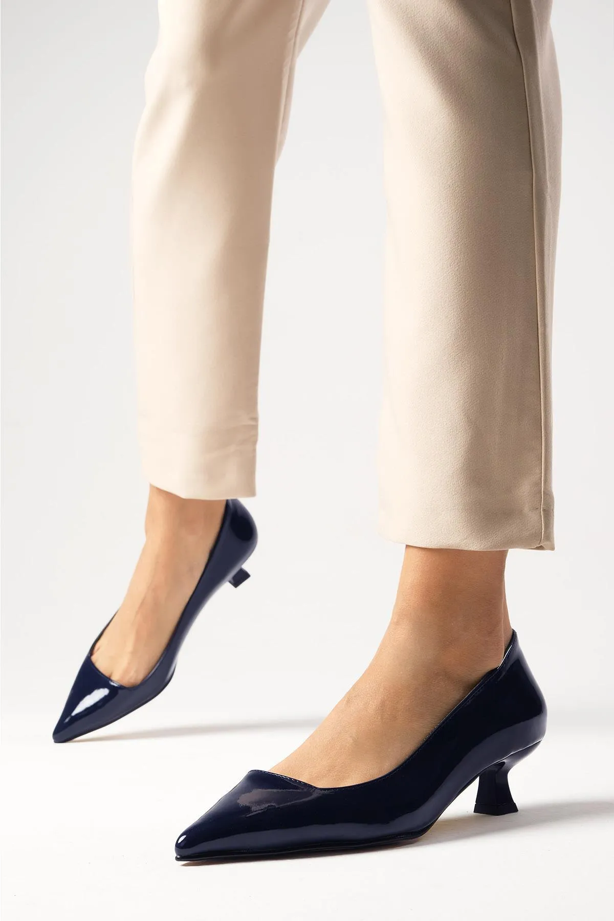 Mio Gusto  Carmen Marineblaue Lackleder-Schuhe mit niedrigem Absatz