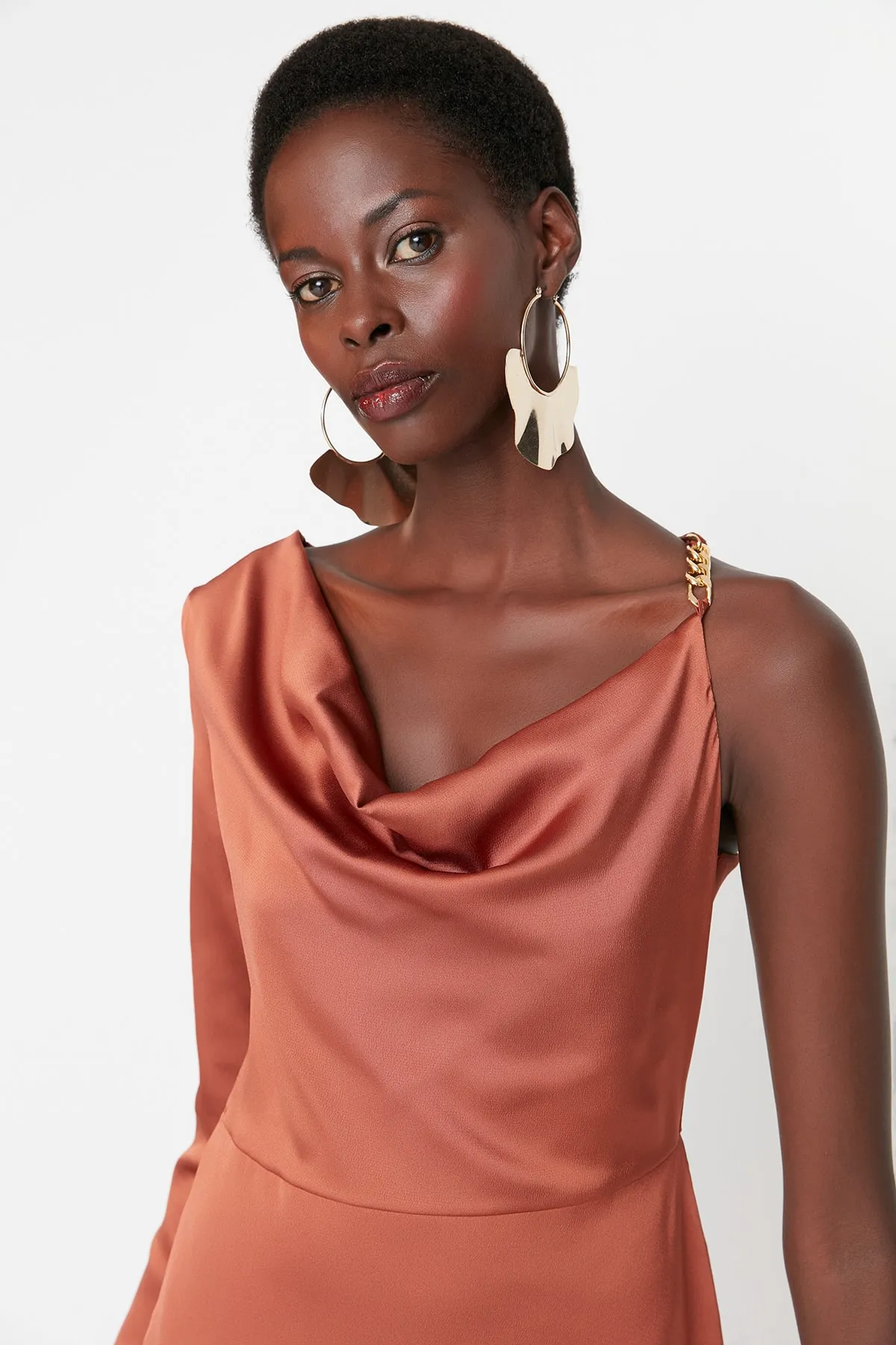Trendyol Collection  Elegantes Abendkleid mit zimtfarbenem Satin-Schulterdetail TPRAW23EL00263