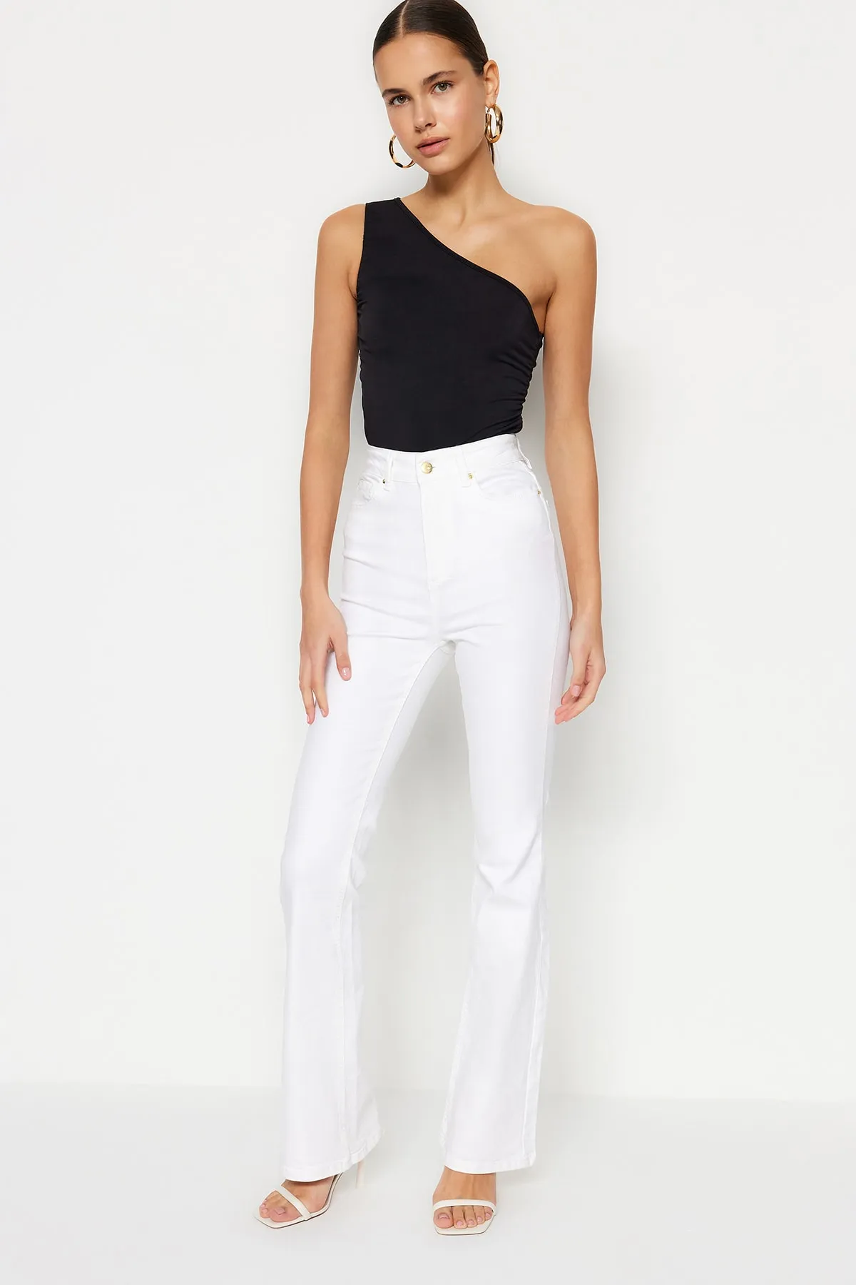 Trendyol Collection  Weiße Schlagjeans mit hoher Taille TWOSS23JE00203