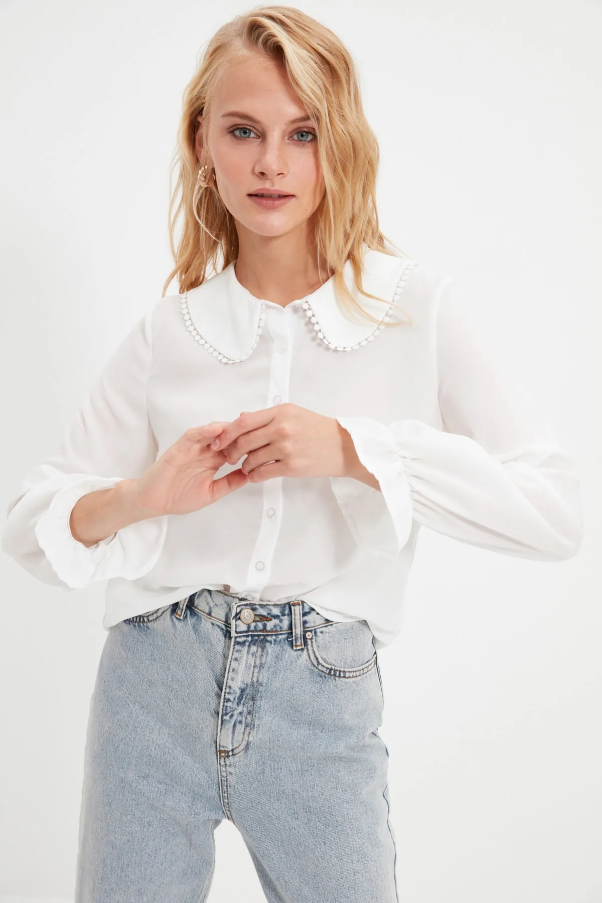Trendyol Collection  Weißes gewebtes Hemd mit Pompom-Kragen für Babys - TWOAW21GO0717