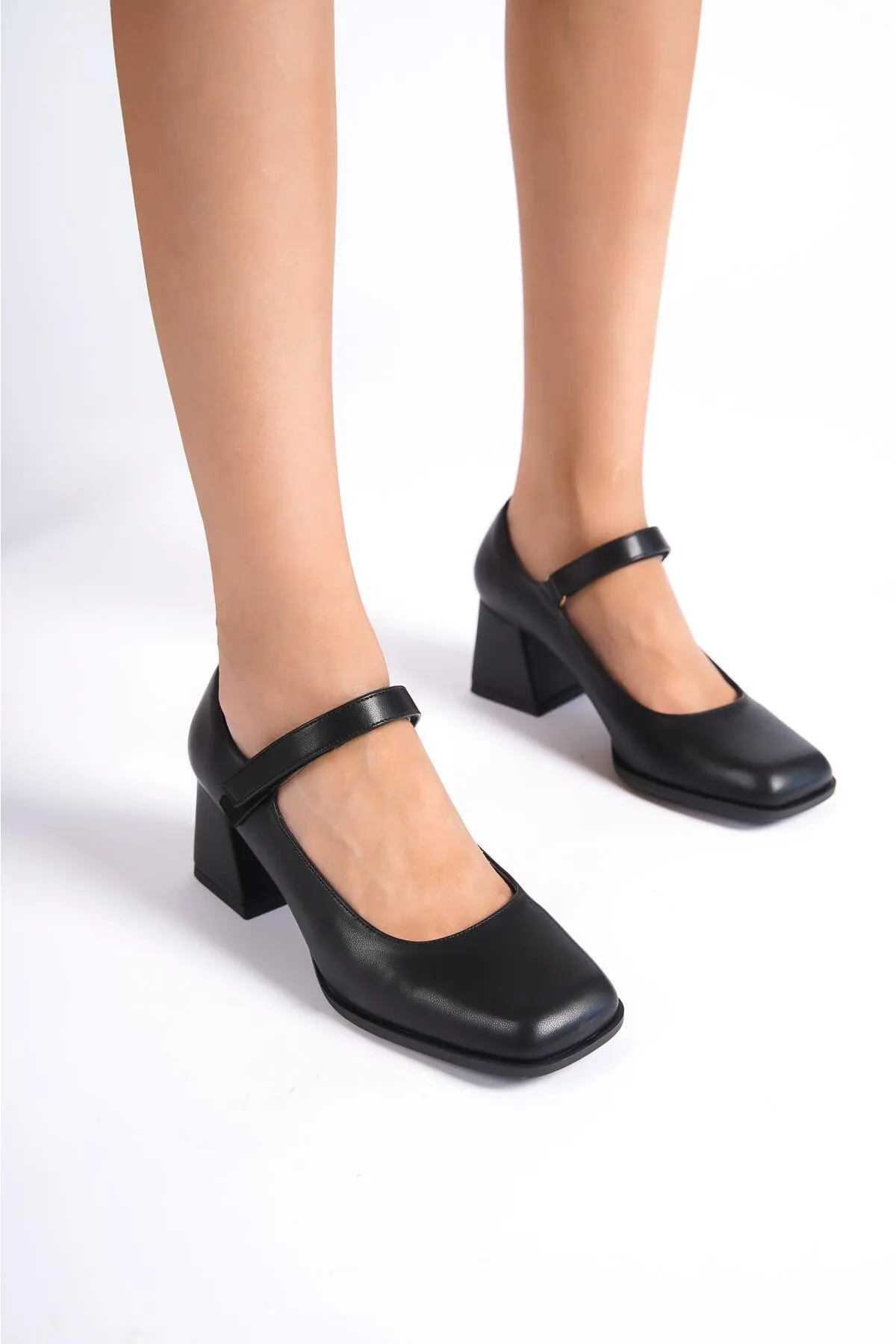 Capone Outfitters  Blunt Toe Mary Jane Damenschuhe