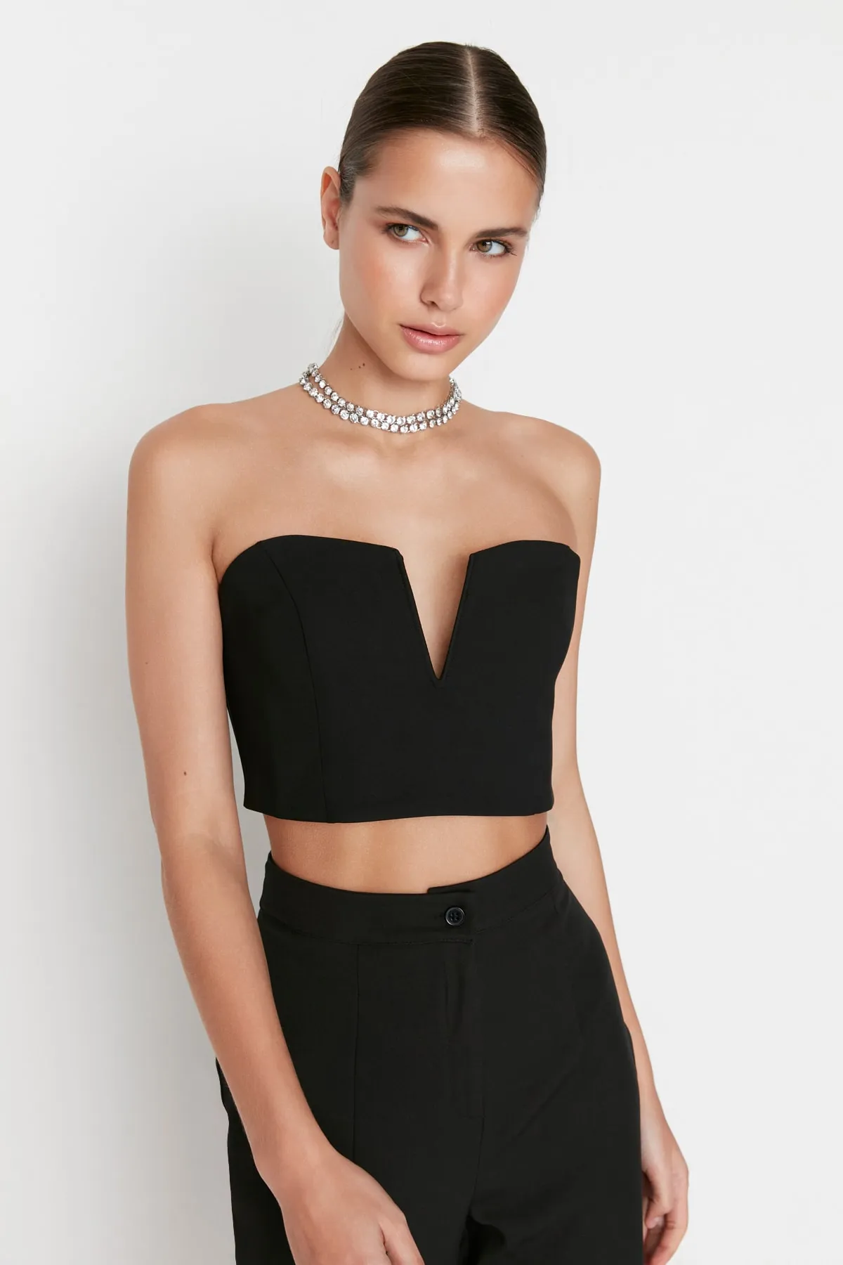 Trendyol Collection  Schwarzes, bauchfreies, gefüttertes Bustier aus Webstoff TPRSS22BS0065