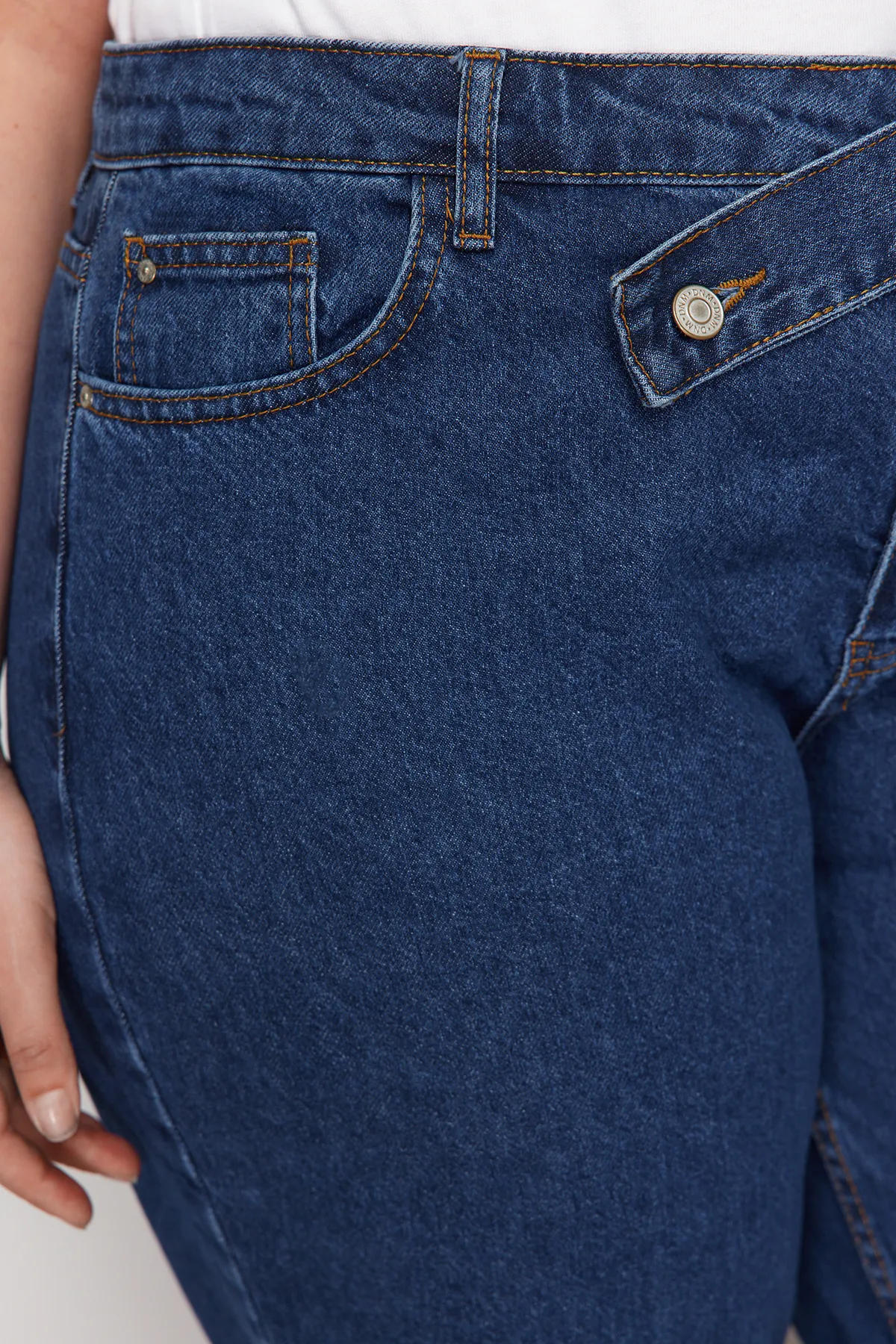 Trendyol Curve  Dunkelblaue Jeans mit geradem Schnitt und detaillierter Taille TBBAW24CJ00003