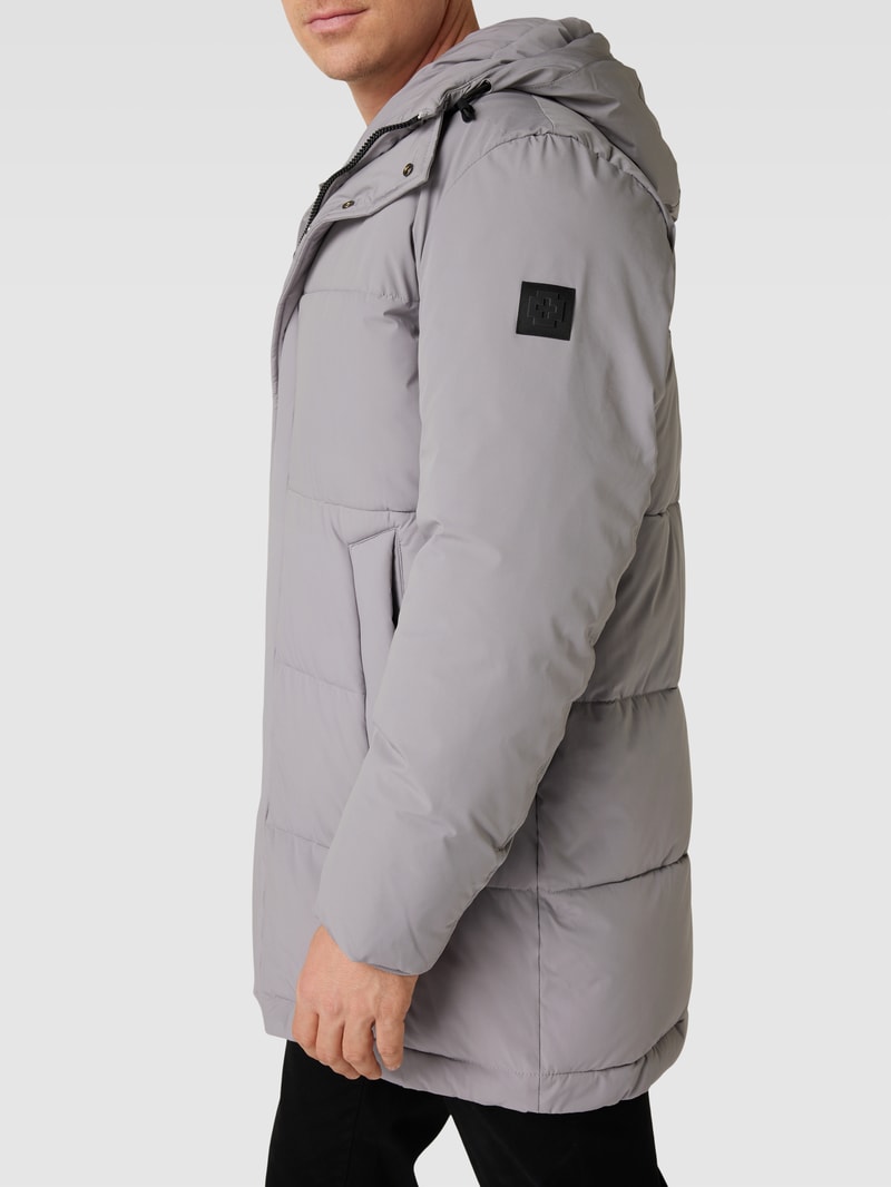 Steppmantel mit Label-Patch in hellgrau