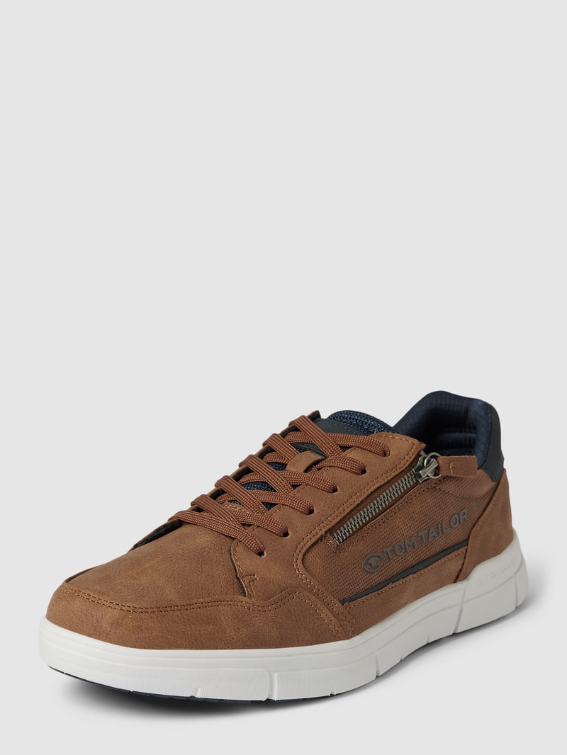Sneaker mit Label-Details in cognac