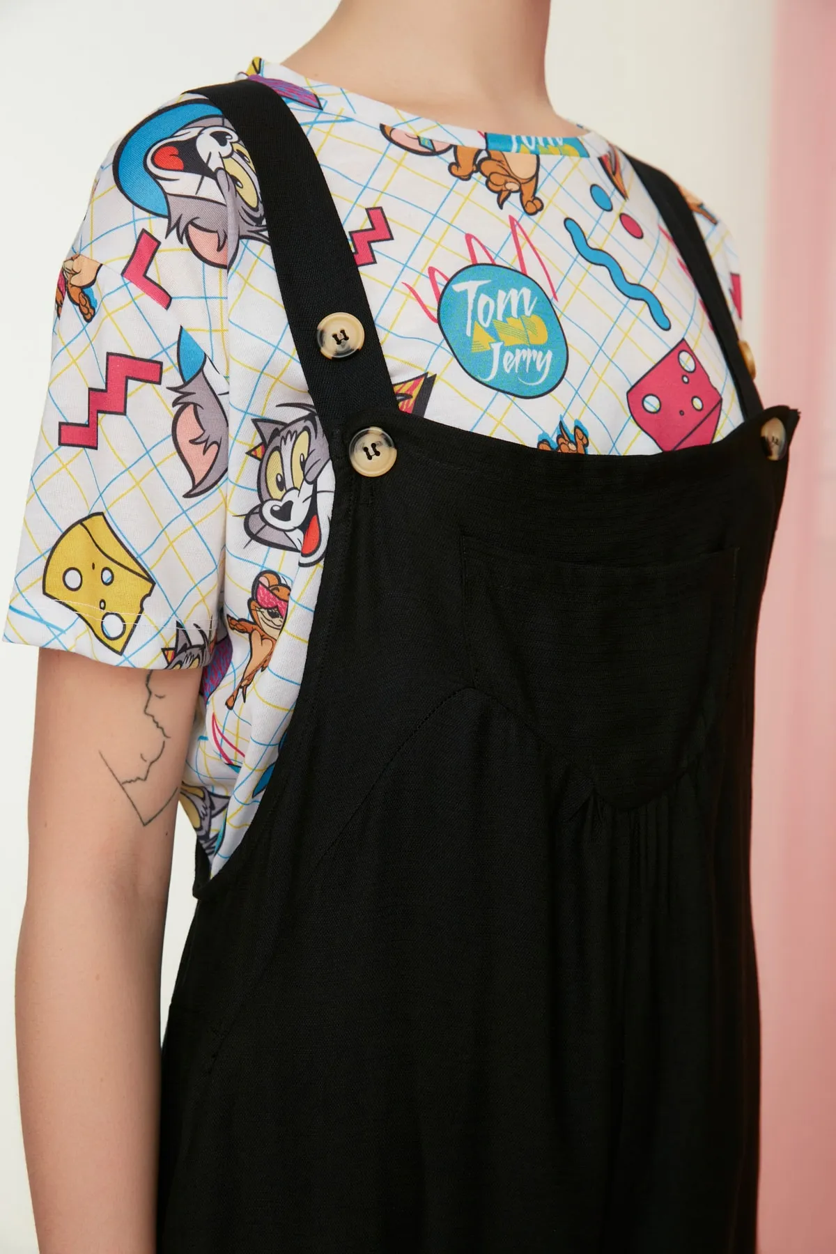 Trendyol Collection  Schwarzer Maxi-Gilet-Jumpsuit aus gewebtem Leinengemisch mit weitem Beinausschnitt TWOSS21TU0090