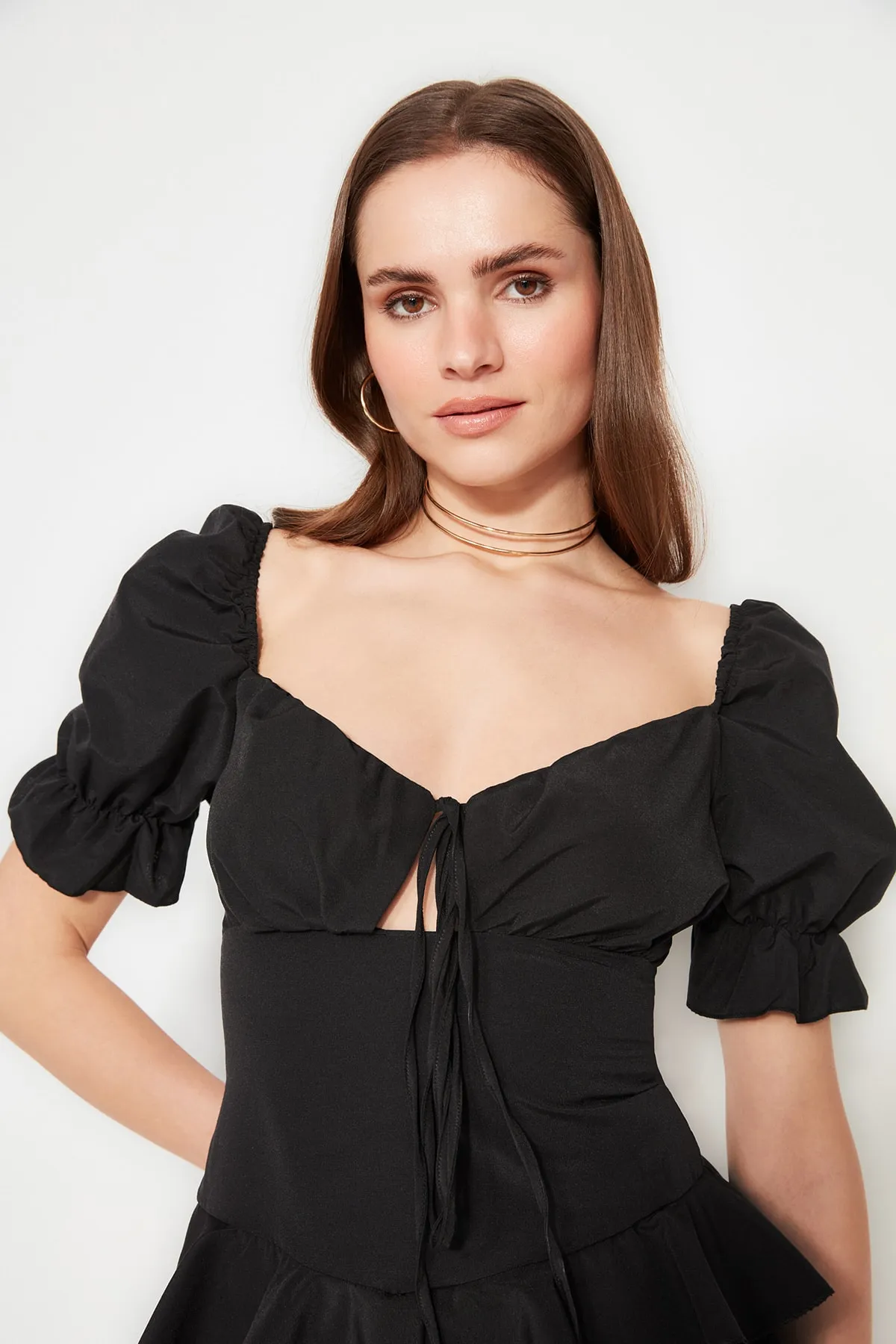 Trendyol Collection  Elegantes Abendkleid aus schwarzem Popeline mit offener Taille/Skater-Volant TPRSS22EL2098