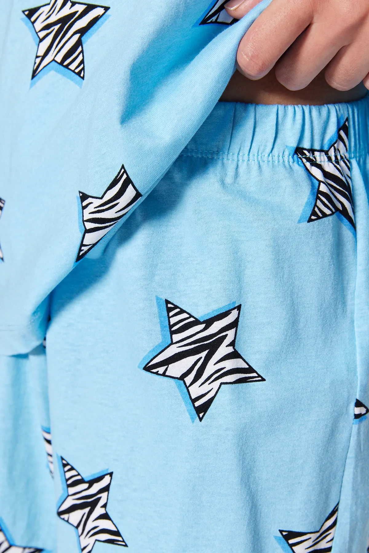 Trendyol Collection  Blaues Strickpyjama-Set mit T-Shirt und Shorts aus 100 % Baumwolle mit Sternmuster THMSS23PT00005
