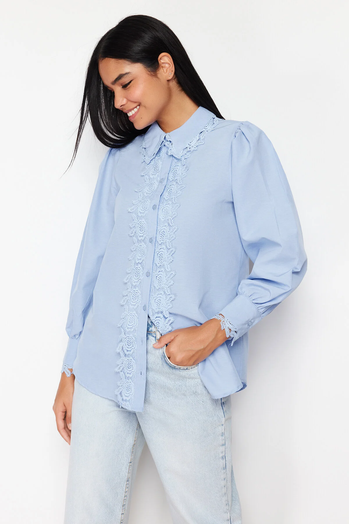 Trendyol Modest  Blaues Hemd aus Baumwollgewebe mit Spitzenstickerei und detaillierter Stickerei TCTSS24TG00022