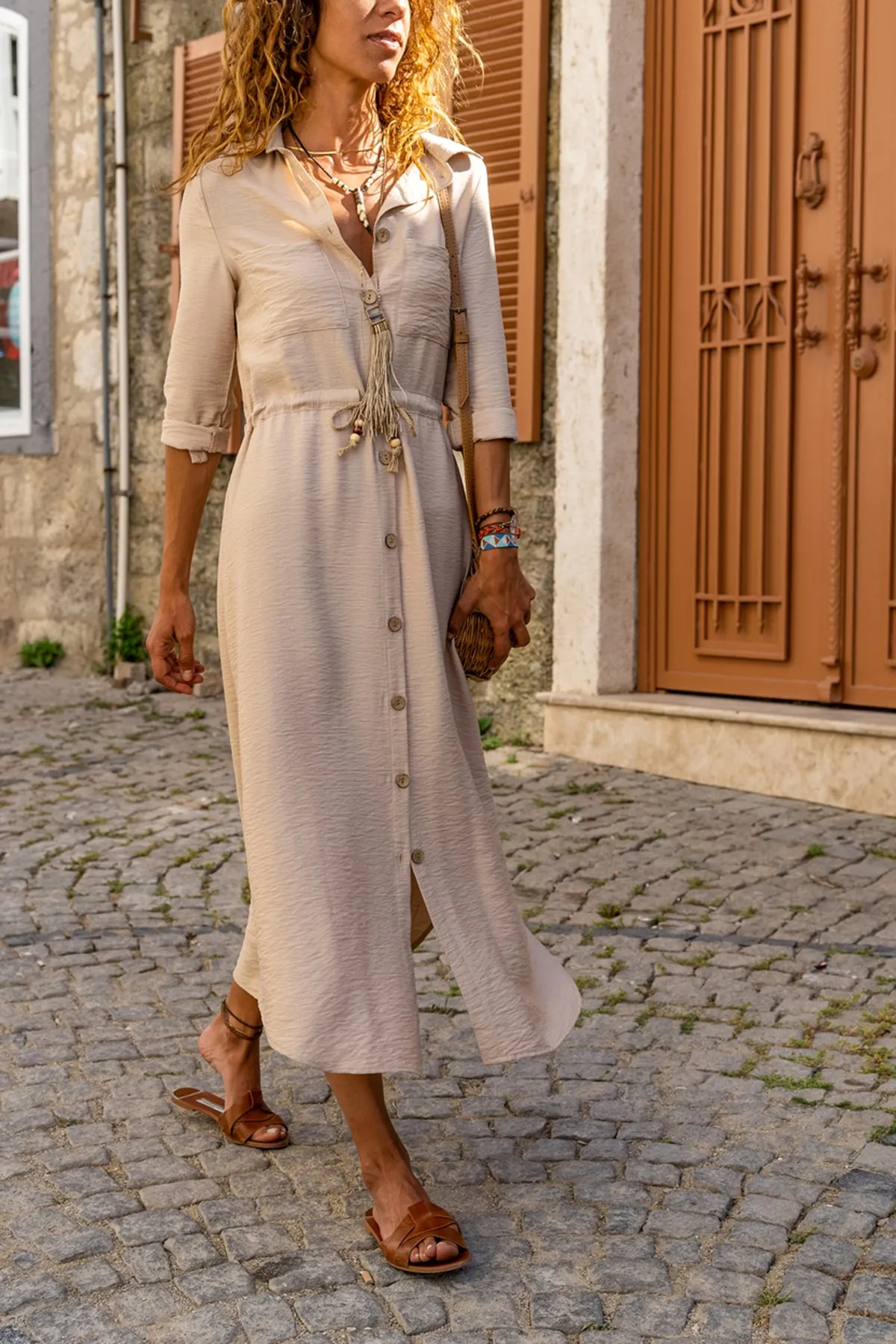 Güneşkızı  Damen-Hemdkleid aus beigem Leinen mit gerafftem Strohgürtel und Taille GK-BST2837