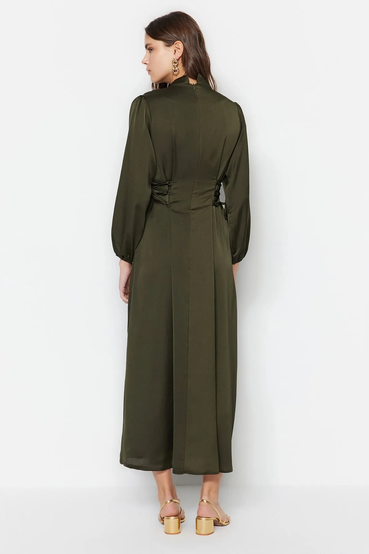 Trendyol Modest  Khakifarbenes Britted-Satin-Abendkleid mit Taille TCTSS23DB00037
