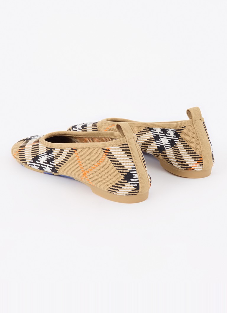 Burberry-ballerina, jossa neulottu päällinen ja ruutukuvio