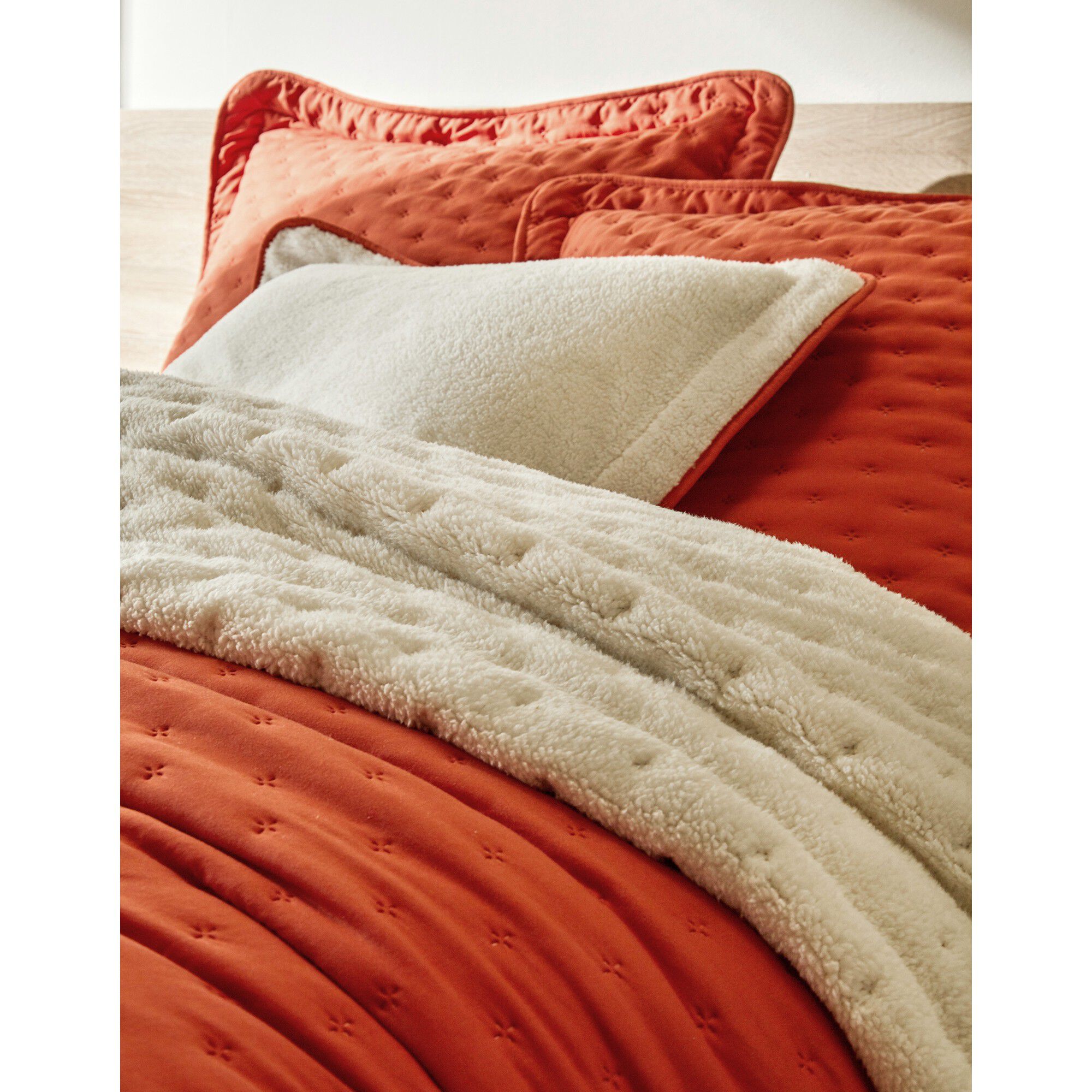 Couvre-lit réversible microfibre matelassée/sherpa