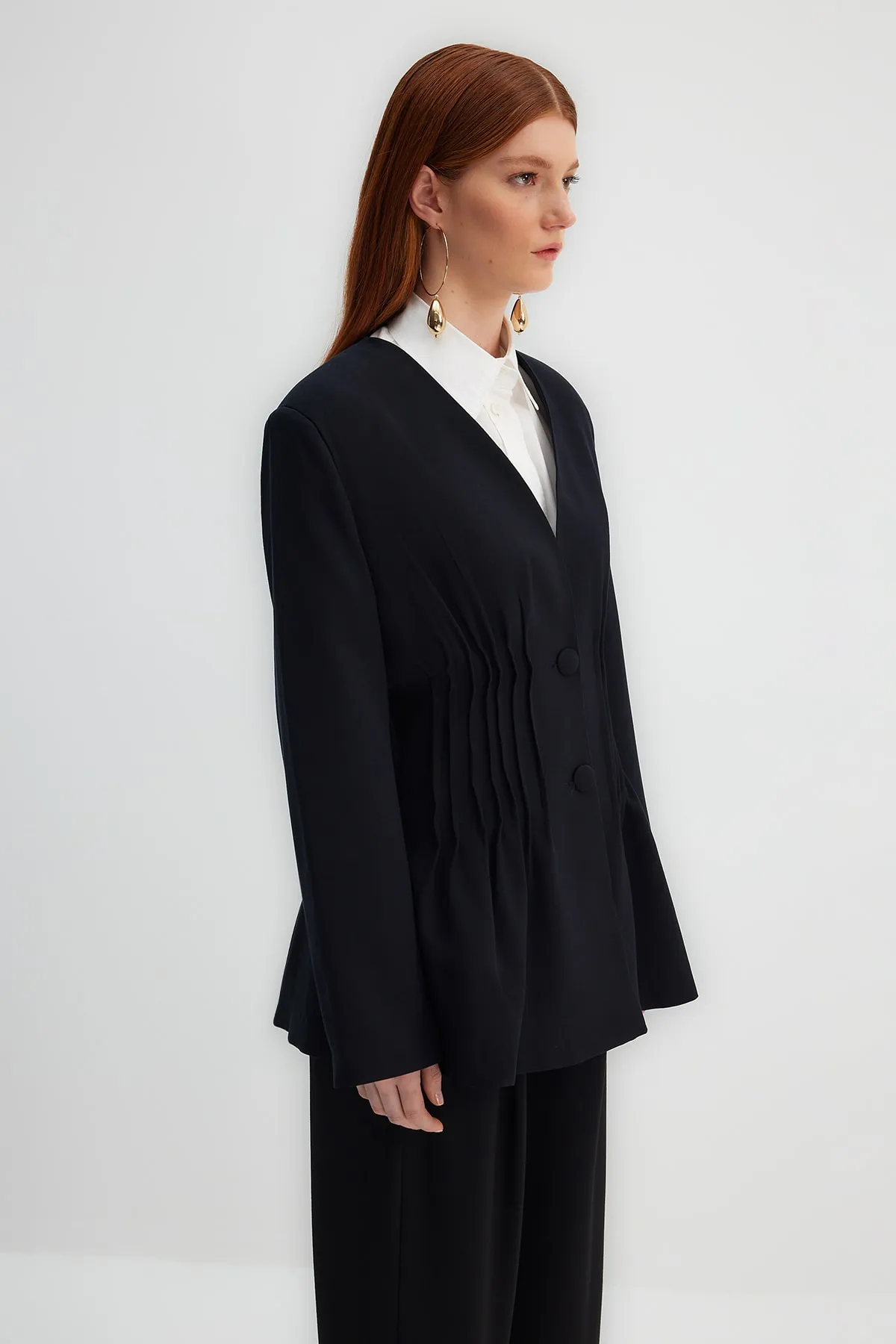 Trendyol Modest  X Kevser Sarıoğlu Schwarze, gerippte, detaillierte Webjacke TCLSS23CK00002