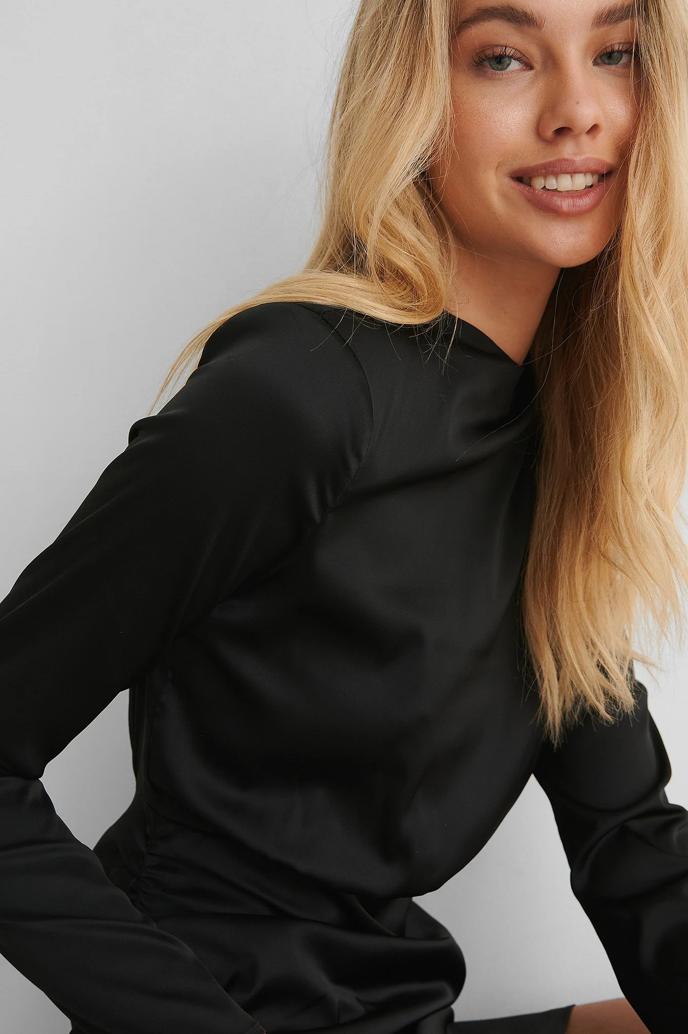 Recyceltes Minikleid mit Schulterdetail