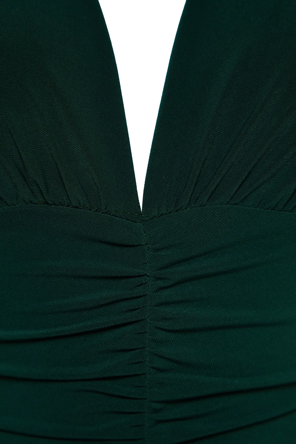 Trendyol Collection  Smaragdgrünes, drapiertes, figurbetontes, flexibles Midi-Strickkleid mit V-Ausschnitt TWOAW24EL00197