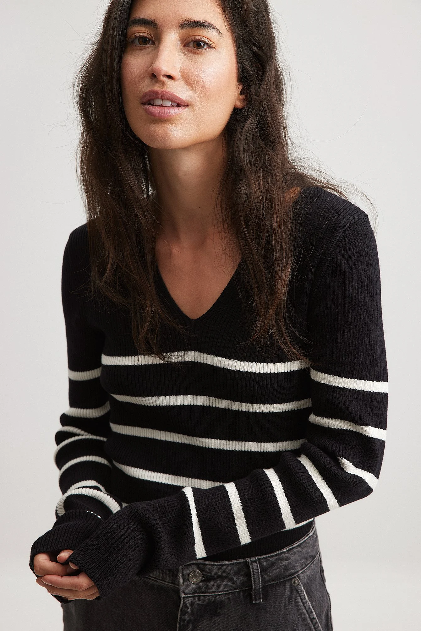 Leichter Ripp-Strickpullover mit V-Detail