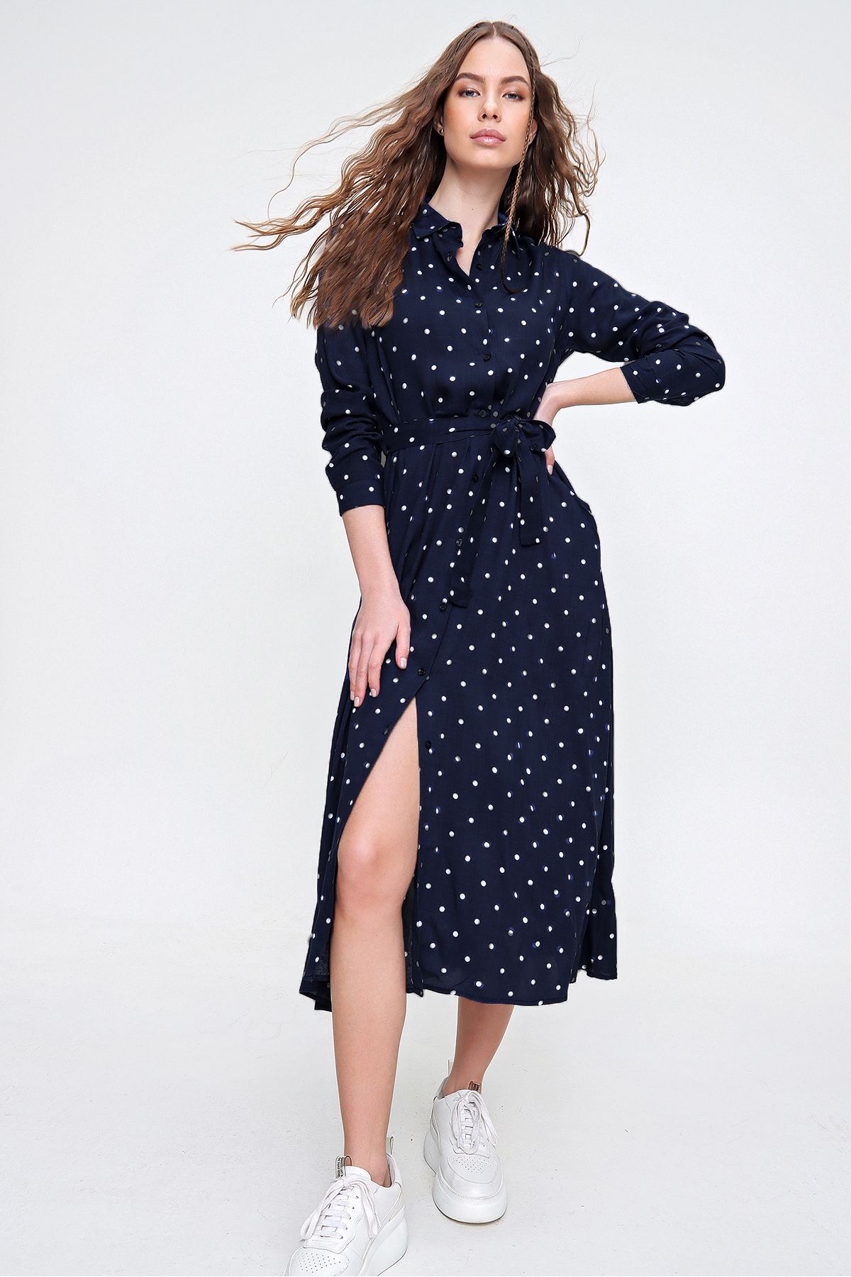 Trend Alaçatı Stili  Ozeanblaues, gepunktetes, gewebtes Viscon-Hemdkleid für Damen ALC-X6247