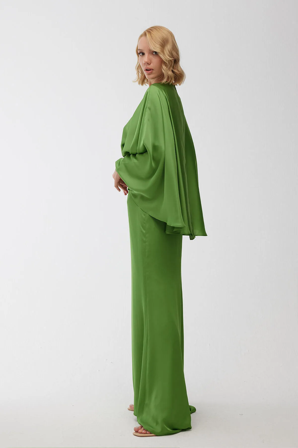 Manuka  Cape-Abendkleid aus Seidensatin Pistaziengrün