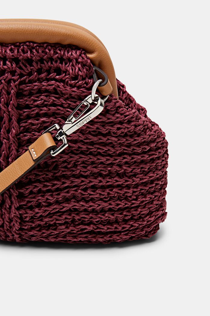 Schultertasche aus Bast mit Details in Lederoptik
