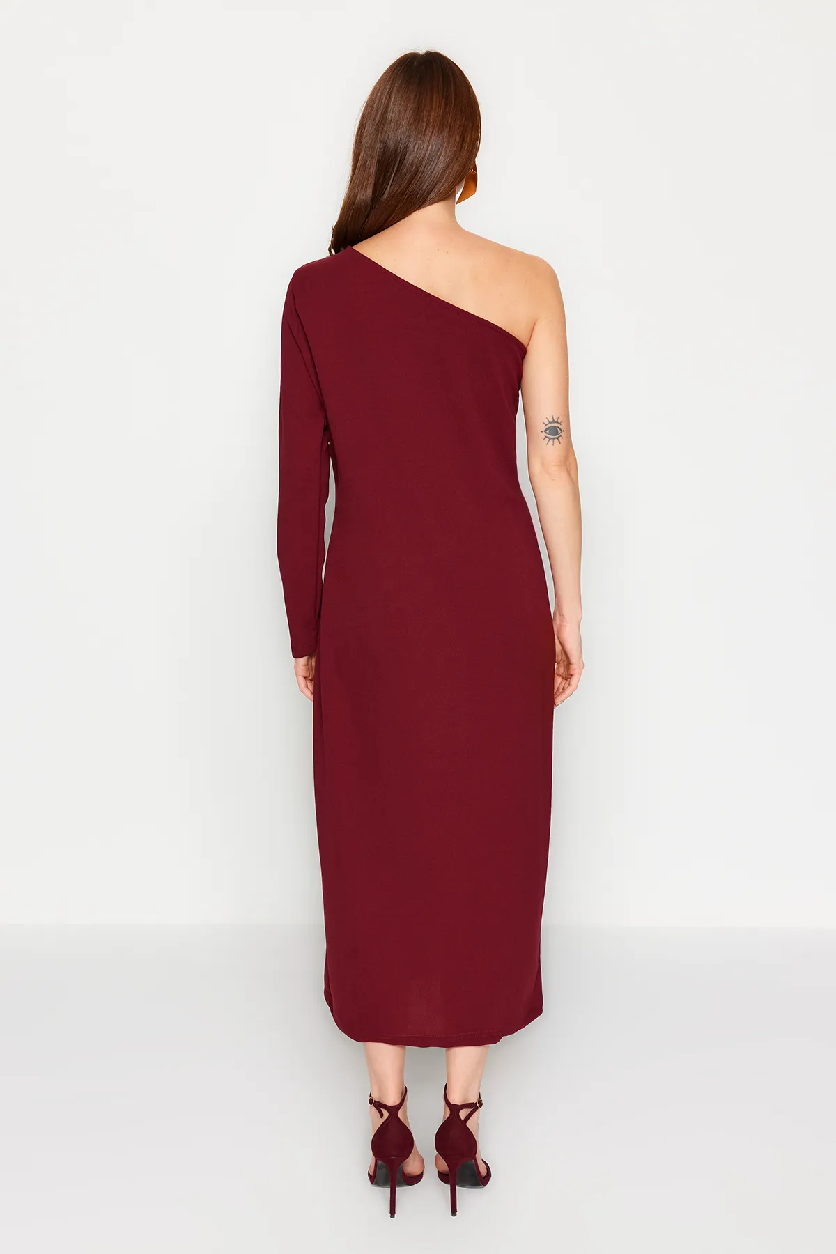 Trendyol Collection  Weinrotes Midi-Strickkleid mit asymmetrischem Ausschnitt und detailliertem Schlitz TWOAW24EL00623