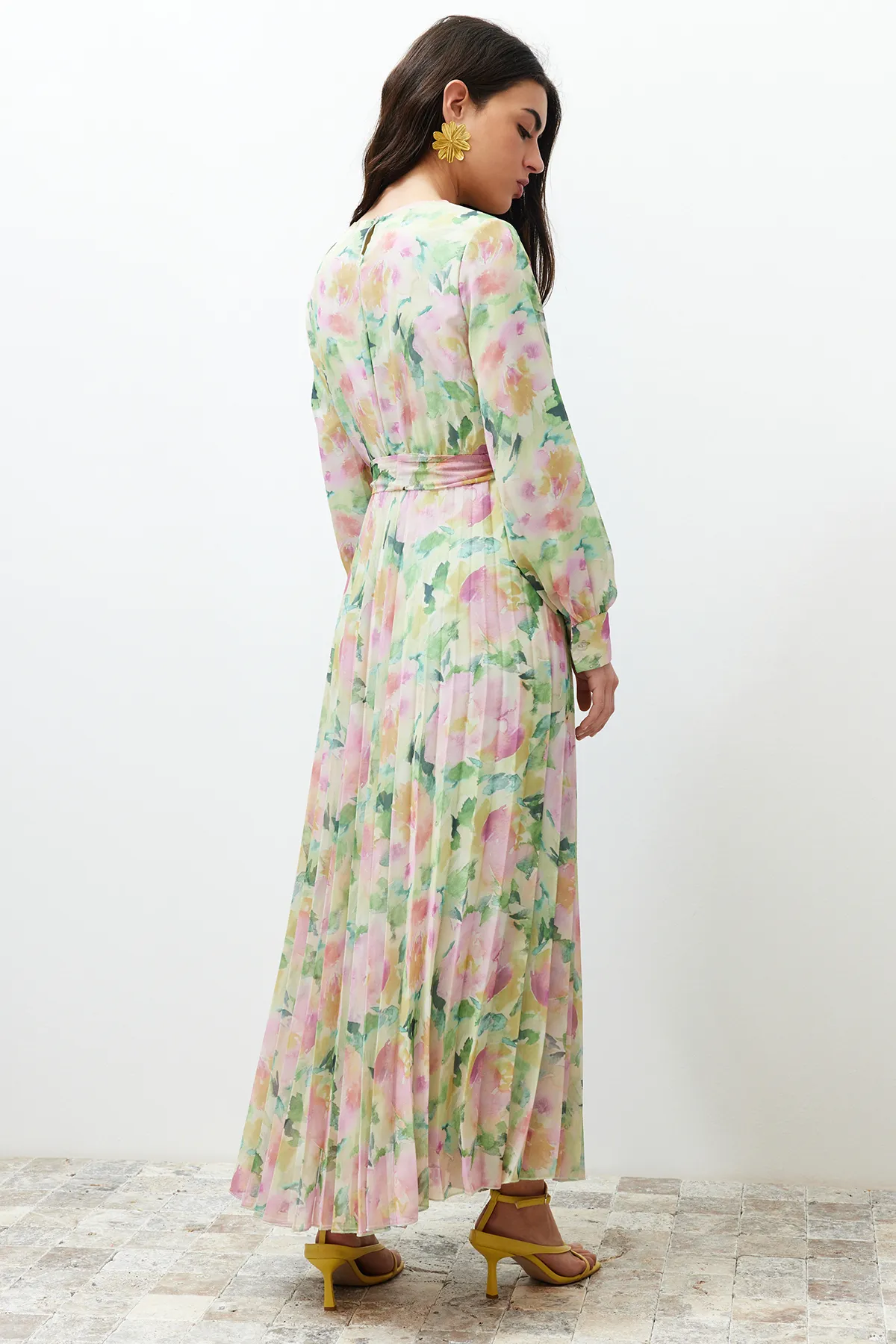 Trendyol Modest  Hellgrünes Kleid aus gewebtem Chiffon mit Blumenmuster und gefüttertem, plissiertem Saum TCTSS24EB00151