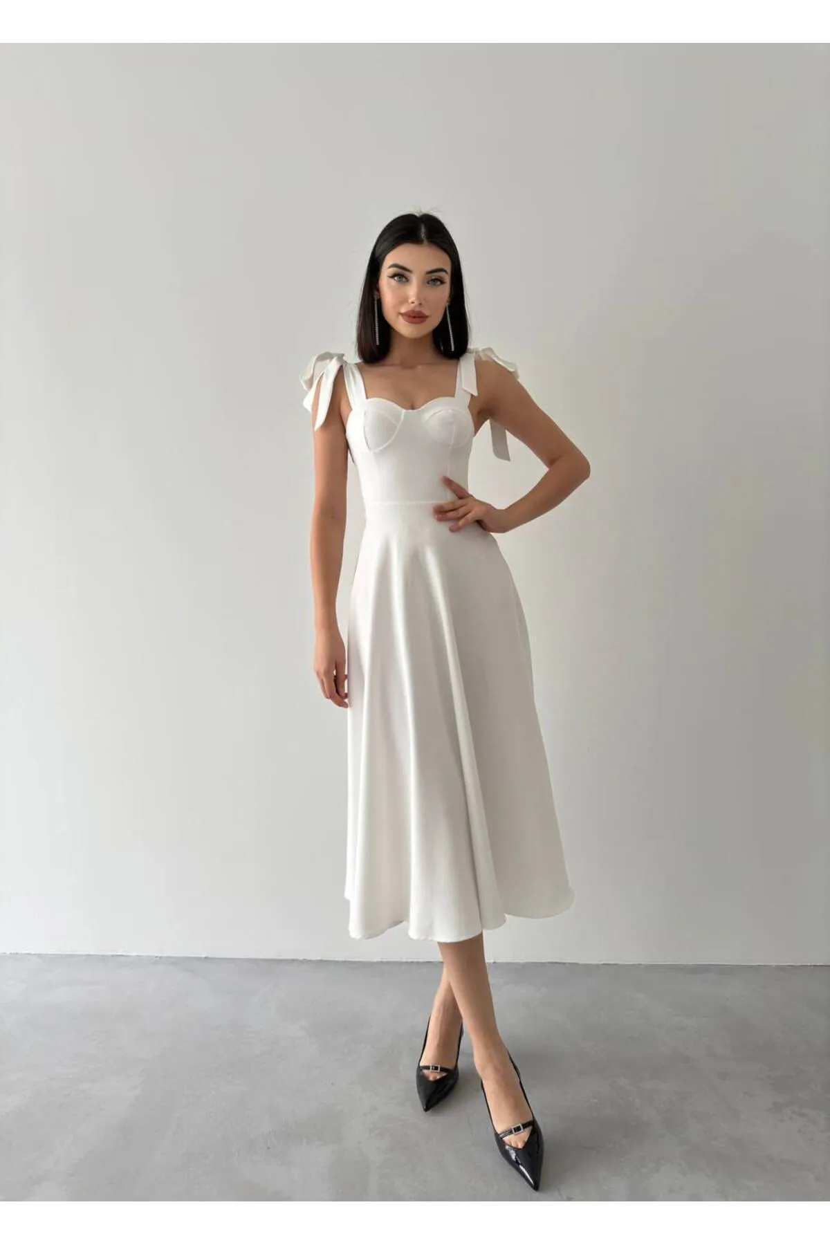 SONREİR  MIDIKLEID MIT HOSENTRÄGERBINDUNG UND HERZKRAGEN