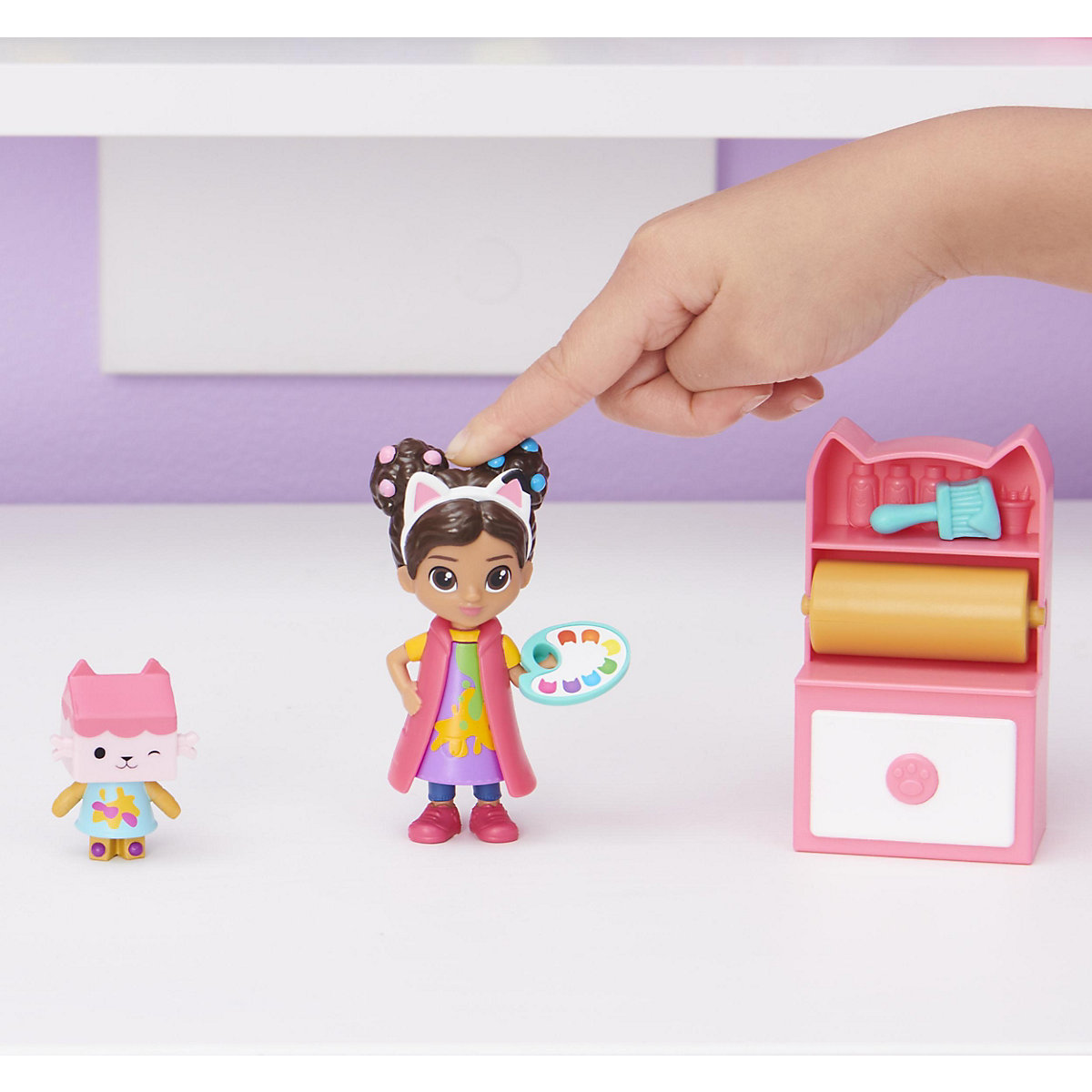 Gabby’s Dollhouse Cat-tivity Set, Art Studio - Bastel und Kunst Set mit Gabby und Baby Box, 2 Zubehörteilen, Überraschungsbox und Möbelstück, geeignet für Kinder ab 3 Jahren