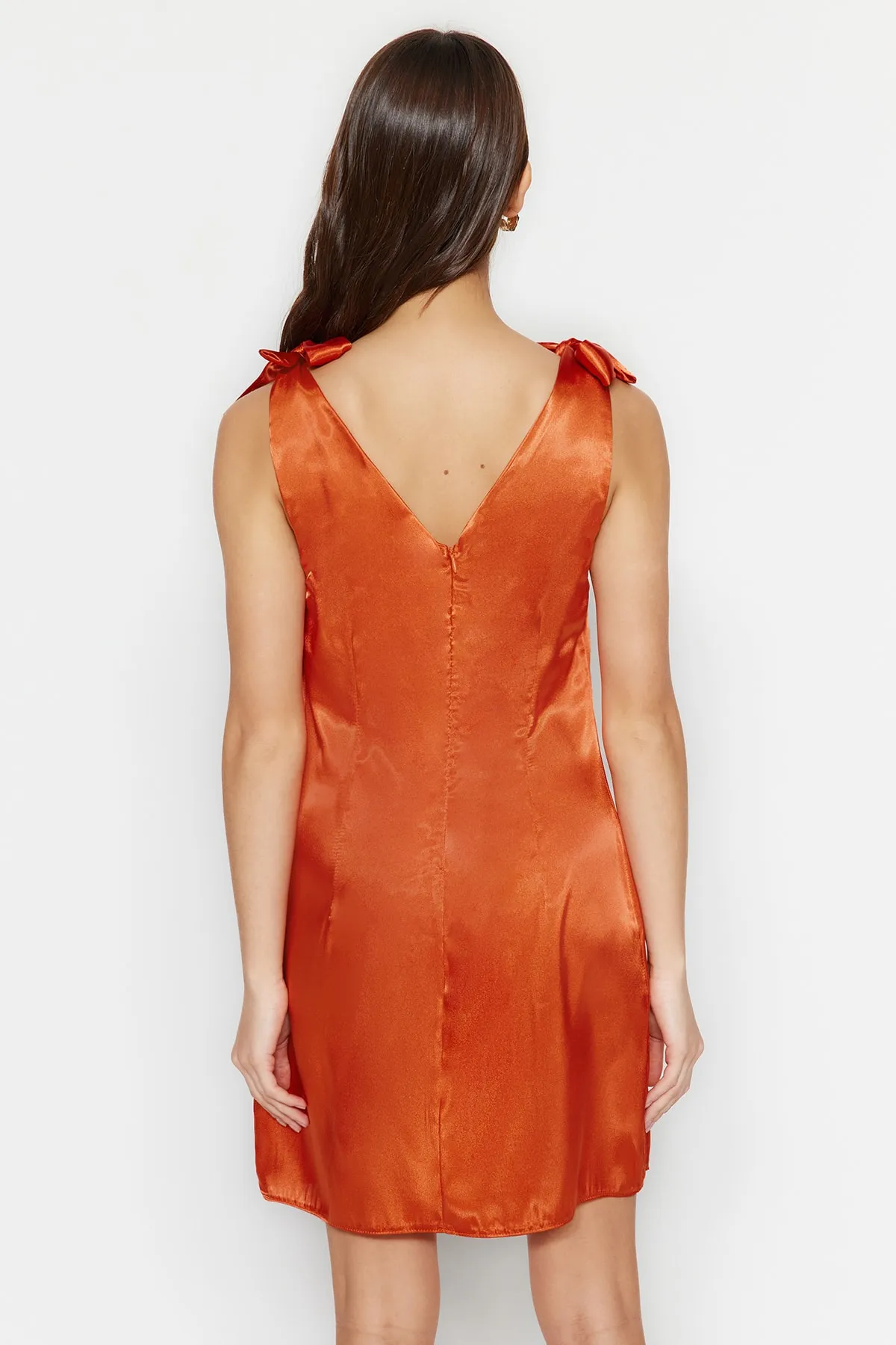 Trendyol Collection  Zimtfarbenes Mini-Webkleid aus Satin mit V-Ausschnitt und A-Schnitt TWOSS23EL00323