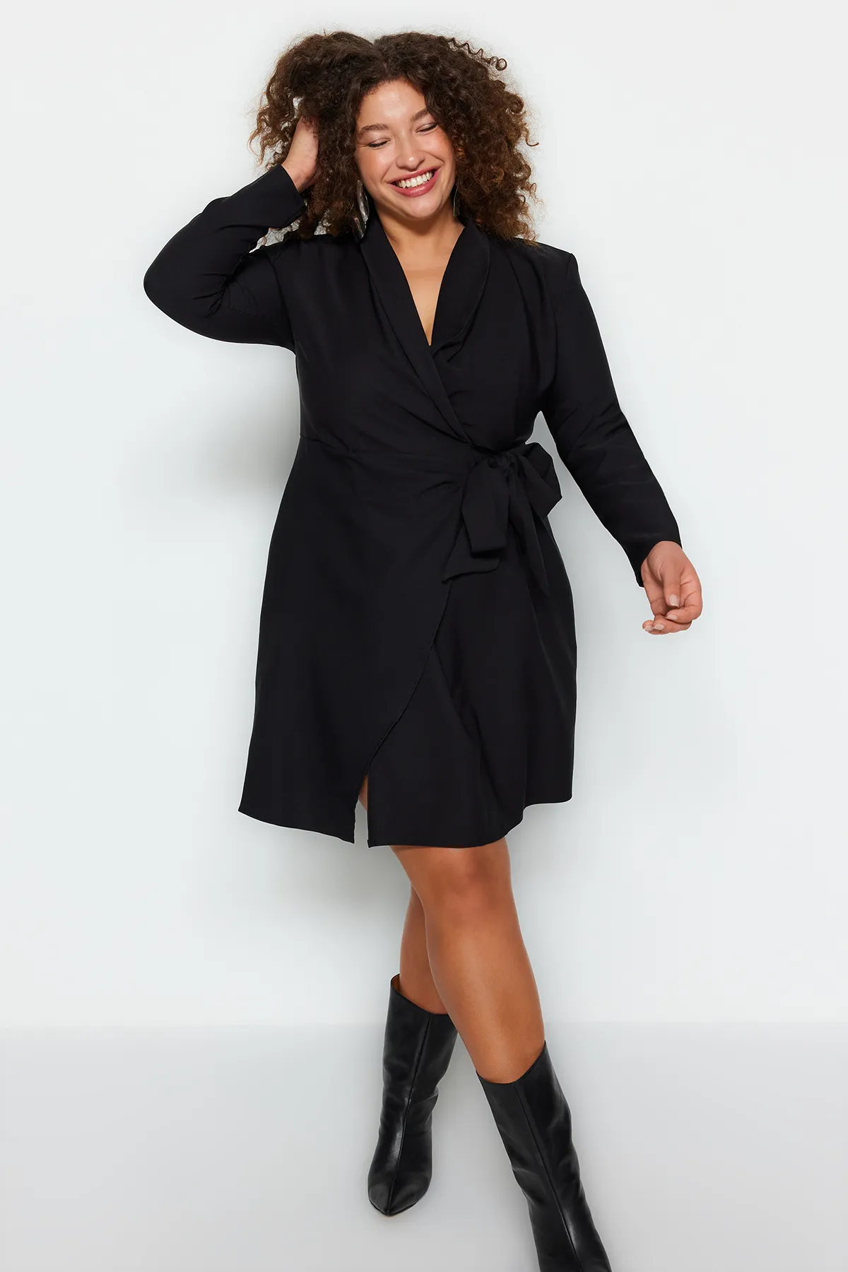 Trendyol Curve  Schwarzes gerades, zweireihiges Mini-Gewebekleid in Übergröße TBBAW24AH00058