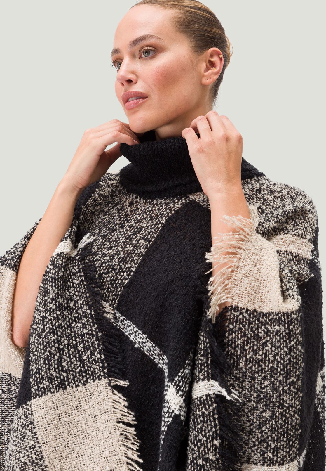 Poncho mit Rollkragen
