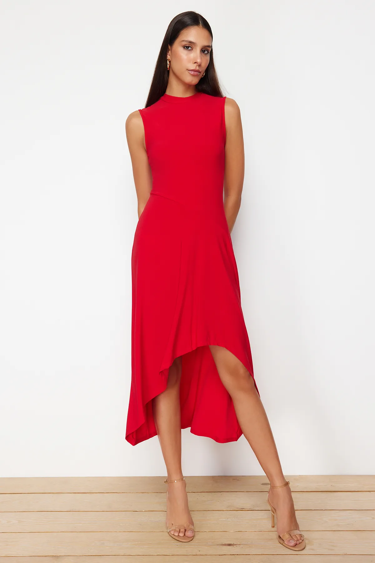 Trendyol Collection  Rotes asymmetrisches Stehkragen-Midikleid mit ärmellosen Ärmeln und Stretch-Strick TWOSS24EL00814