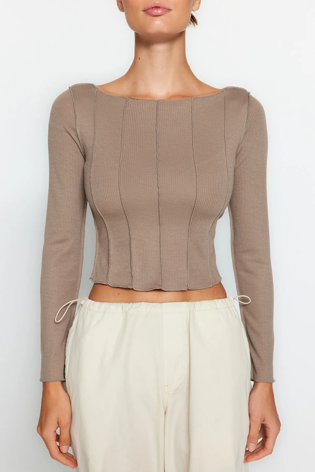 Trendyol Collection  Beigefarbene, eng anliegende Bluse mit Carmen-Kragen und detaillierten Nähten TWOAW24BZ00127