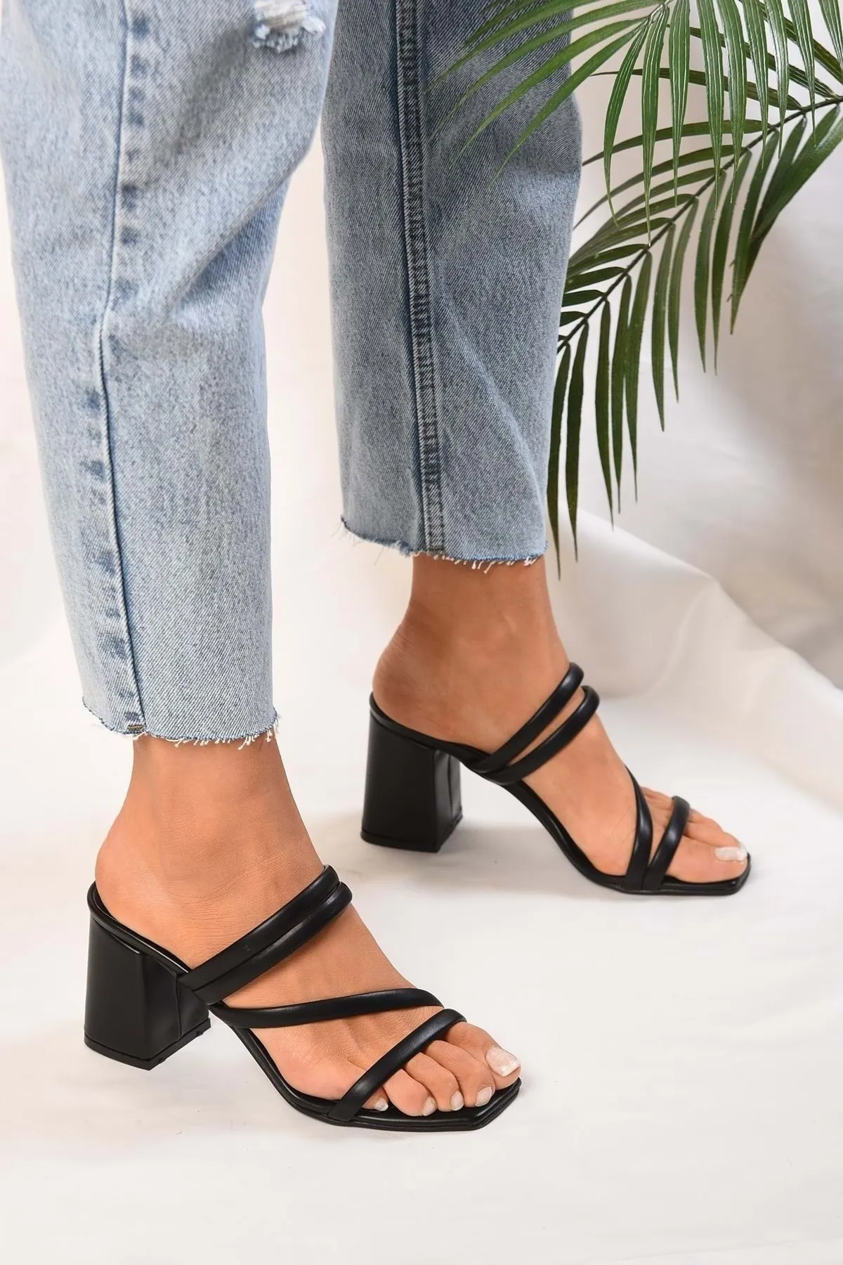 Shoeberry  Damen-Hausschuhe „Caramela Black Skin“ mit geripptem Band und Absatz