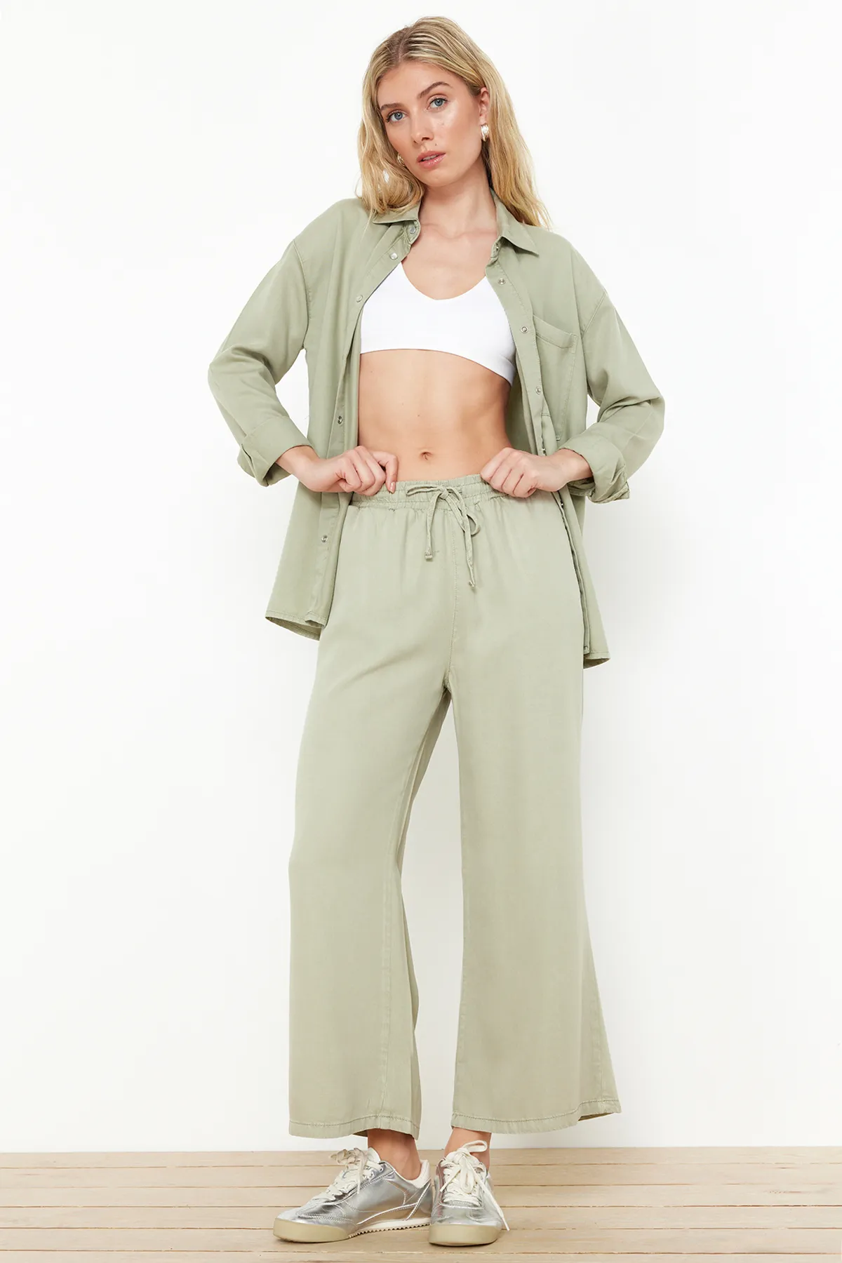 Trendyol Collection  Mintgrüne Culotte-Jeans mit hoher Taille und elastischem Bund, 100 % Tencel™ TWOSS24JE00285