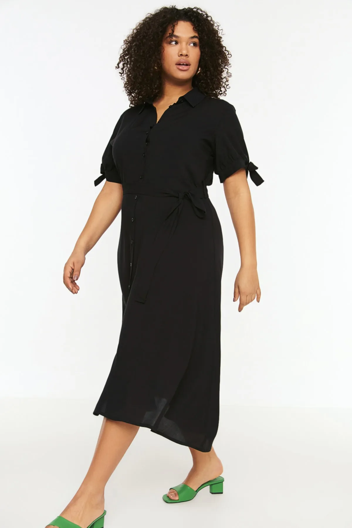 Trendyol Curve  Schwarzes gewebtes Kleid mit Knöpfen und Gürtel TBBSS22EL1603