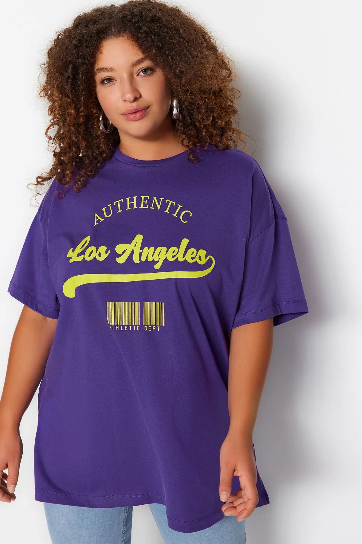 Trendyol Curve  Lilafarbenes, weit geschnittenes, bedrucktes Strick-T-Shirt mit Rundhalsausschnitt TBBSS23AH00131