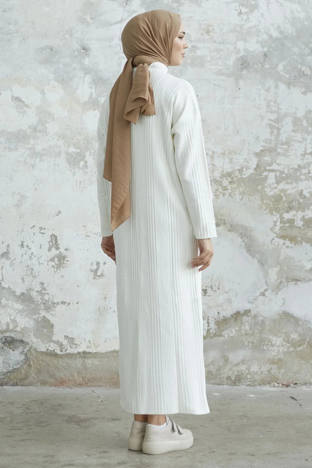 InStyle  Arissa Rollkragenpullover, langes Strickkleid – Weiß