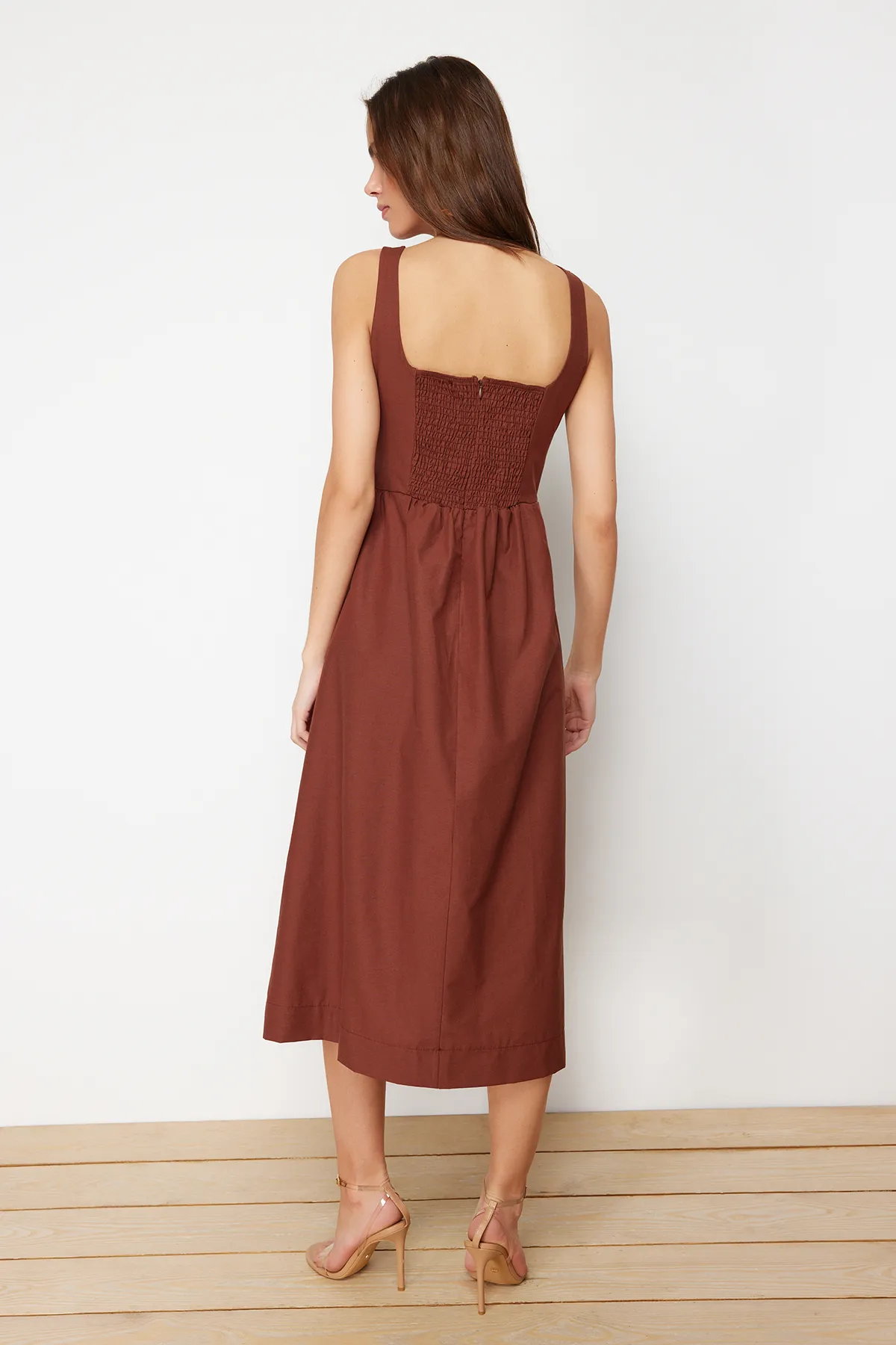 Trendyol Collection  Braunes gewebtes Midikleid mit Taillenöffnung und Korsett-Nähten TWOSS24EL00038