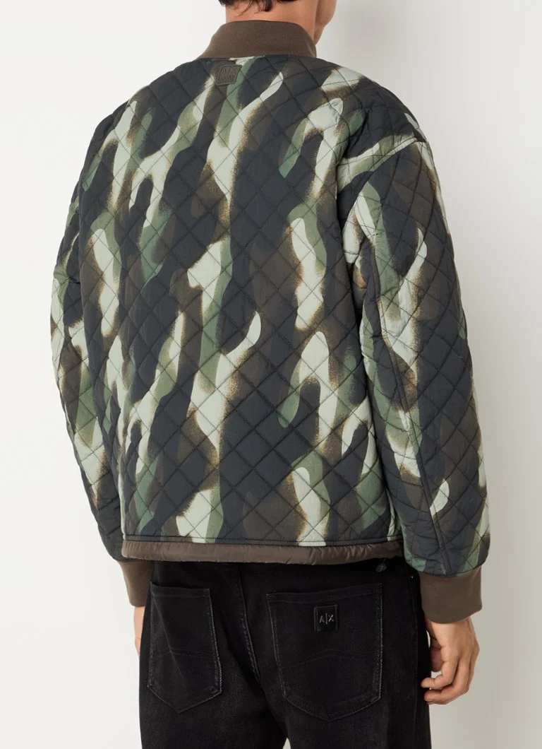 Jachetă bomber matlasată Armani Exchange cu imprimeu de camuflaj și buzunare cu fermoar.