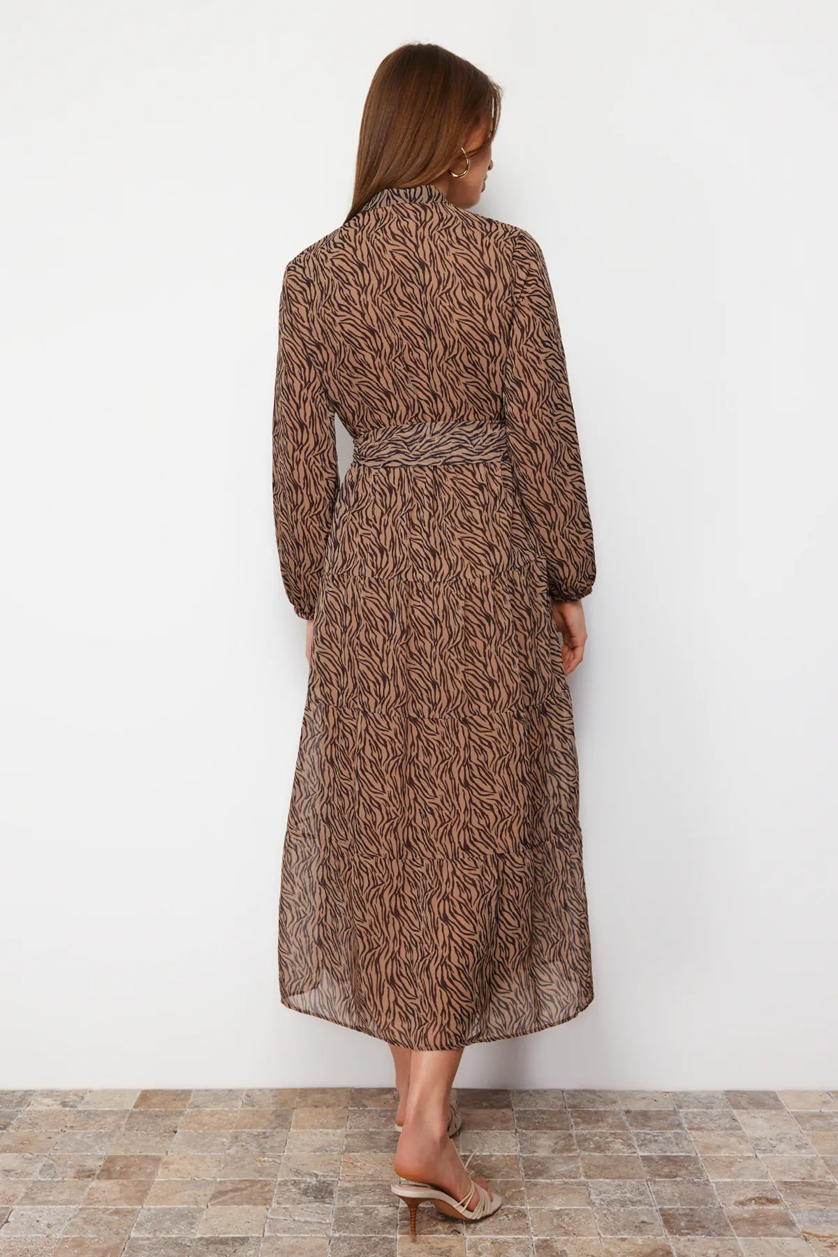 Trendyol Modest  Kamelfarbenes, gemustertes, gefüttertes Chiffon-Kleid mit Gürteldetail TCTSS21EL3346