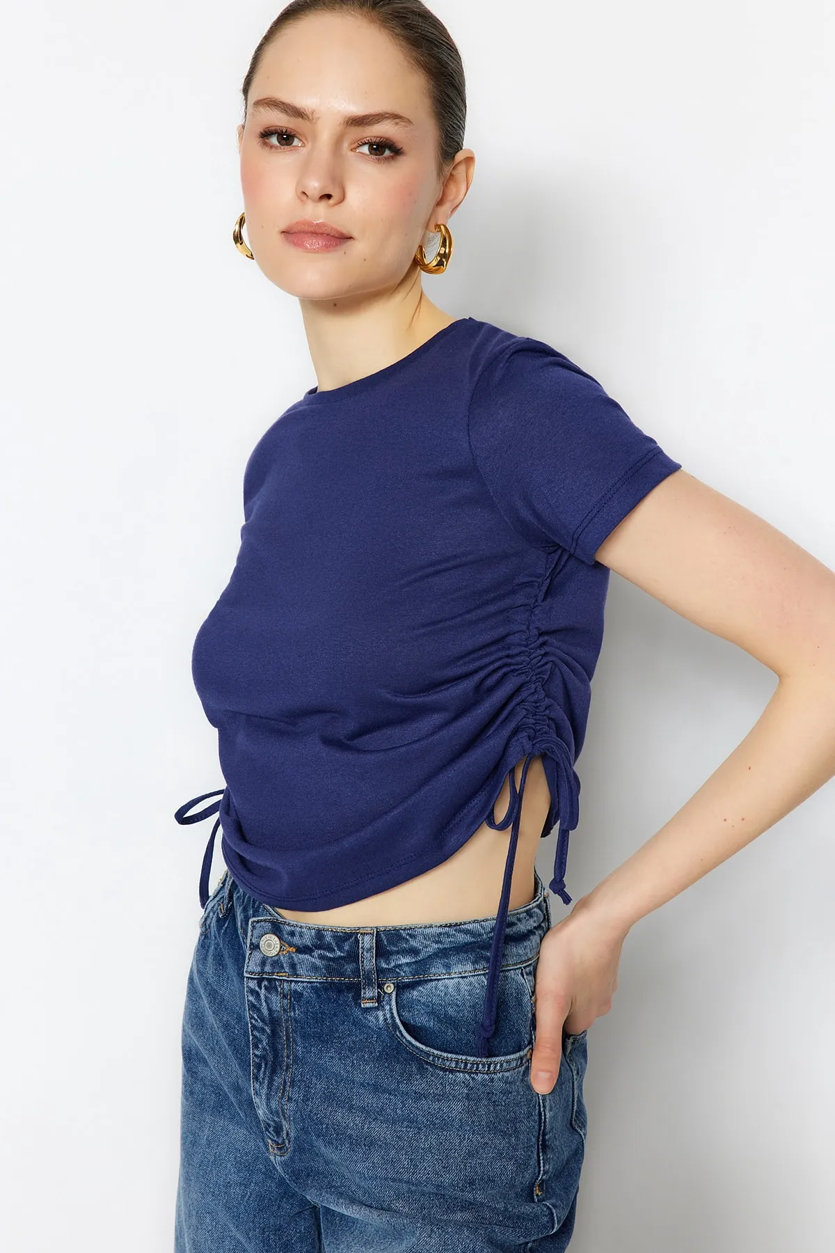 Trendyol Collection  Marineblaues, gerafftes Basic-Strick-T-Shirt aus 100 % Baumwolle mit Rundhalsausschnitt TWOSS21TS0131
