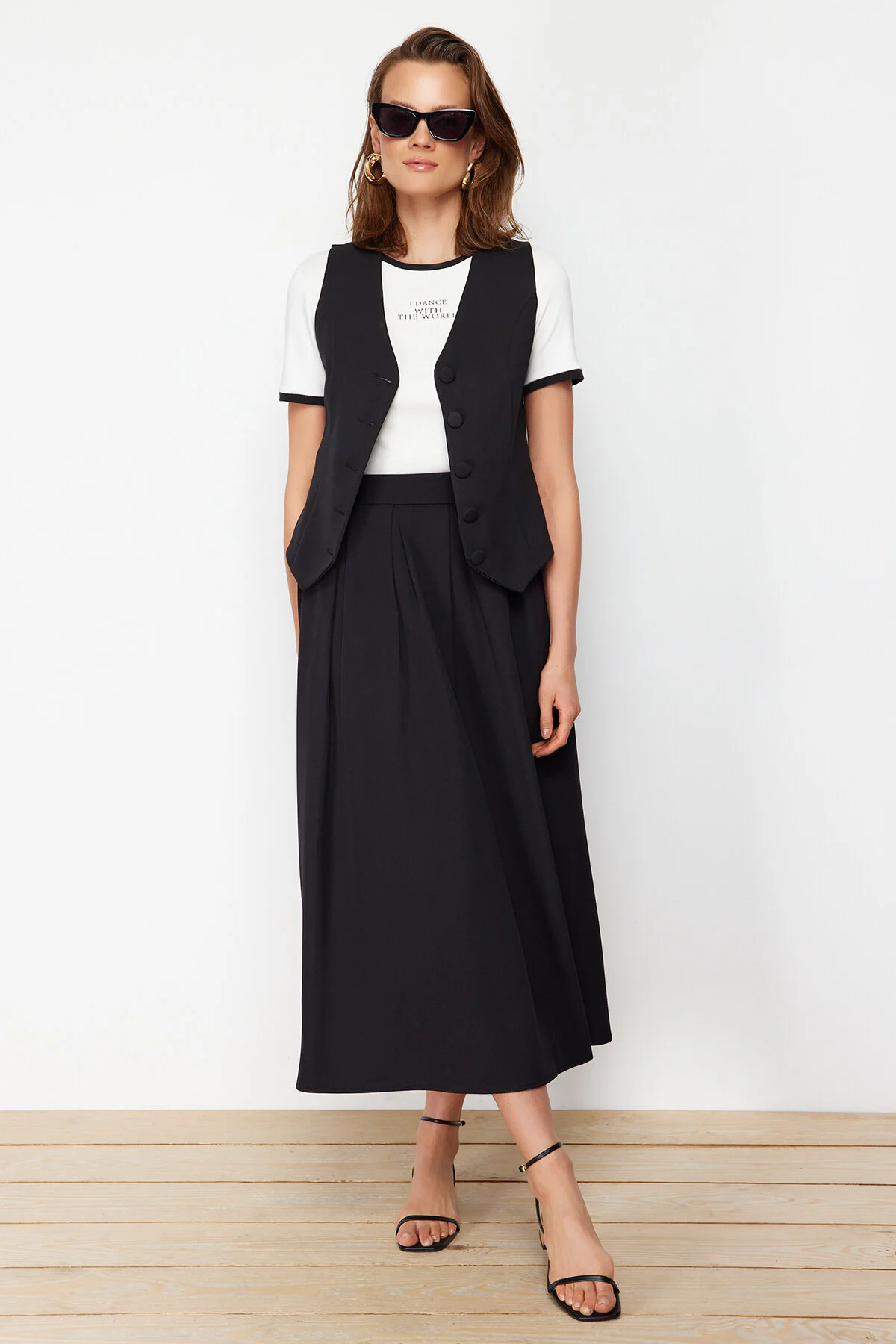 Trendyol Modest  Schwarzer plissierter Webrock TCTAW24EE00011