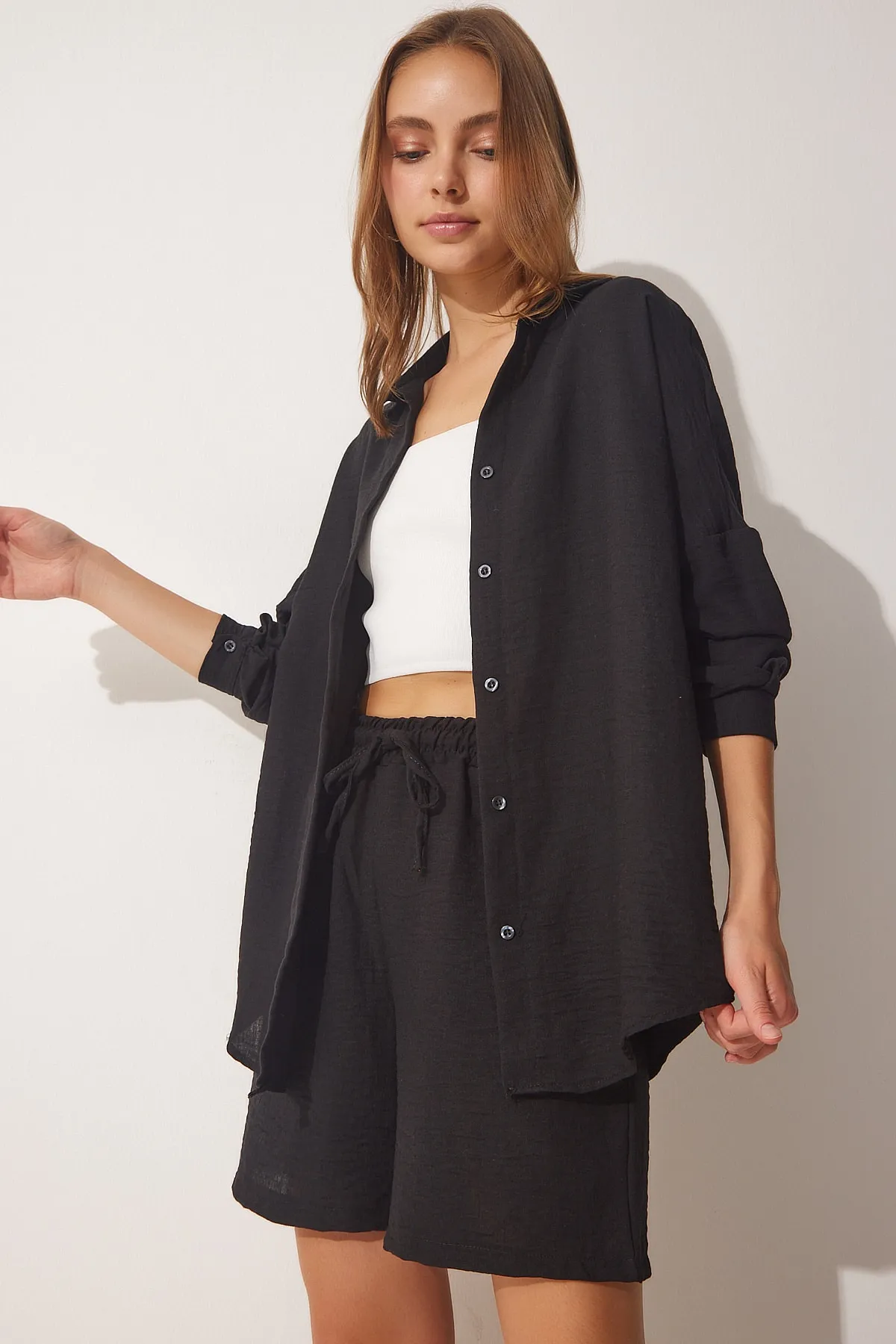 Happiness İstanbul  Schwarzes Sommer-Set aus Leinenhemd und Shorts für Damen DZ00087