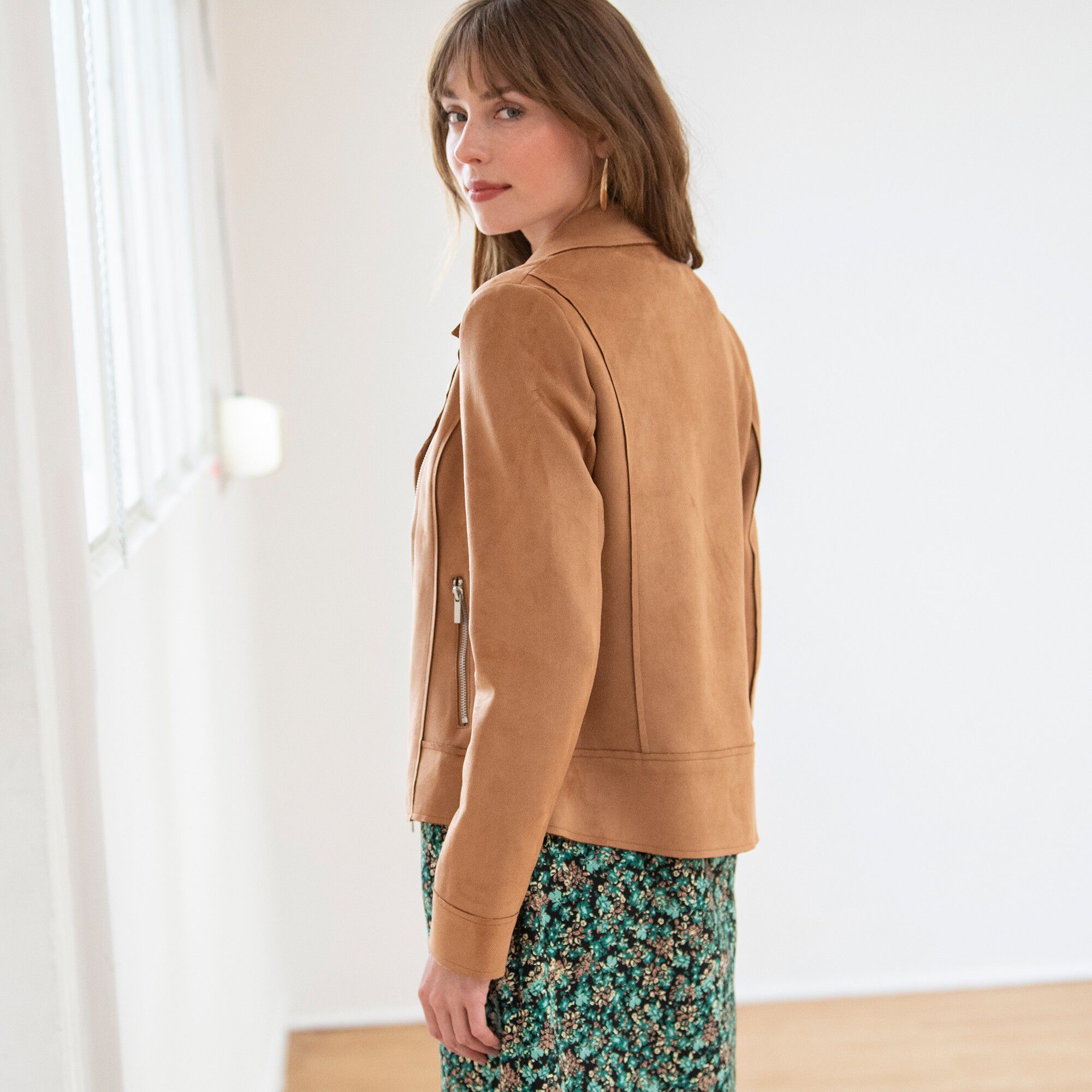 Blouson zippé col tailleur pressionné, suédine