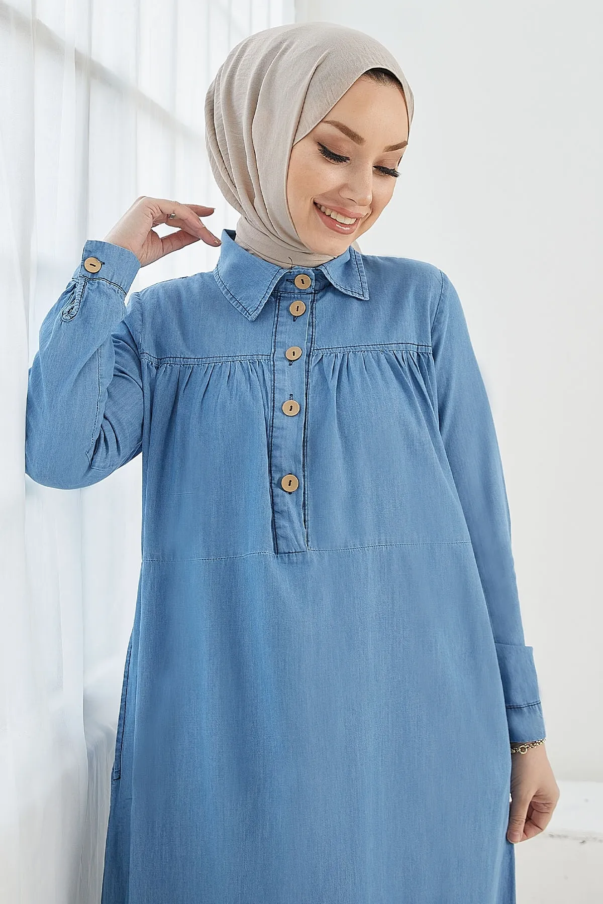 InStyle  Mandes Lockeres Jeanskleid mit Robe und Rüschen – Hellblau