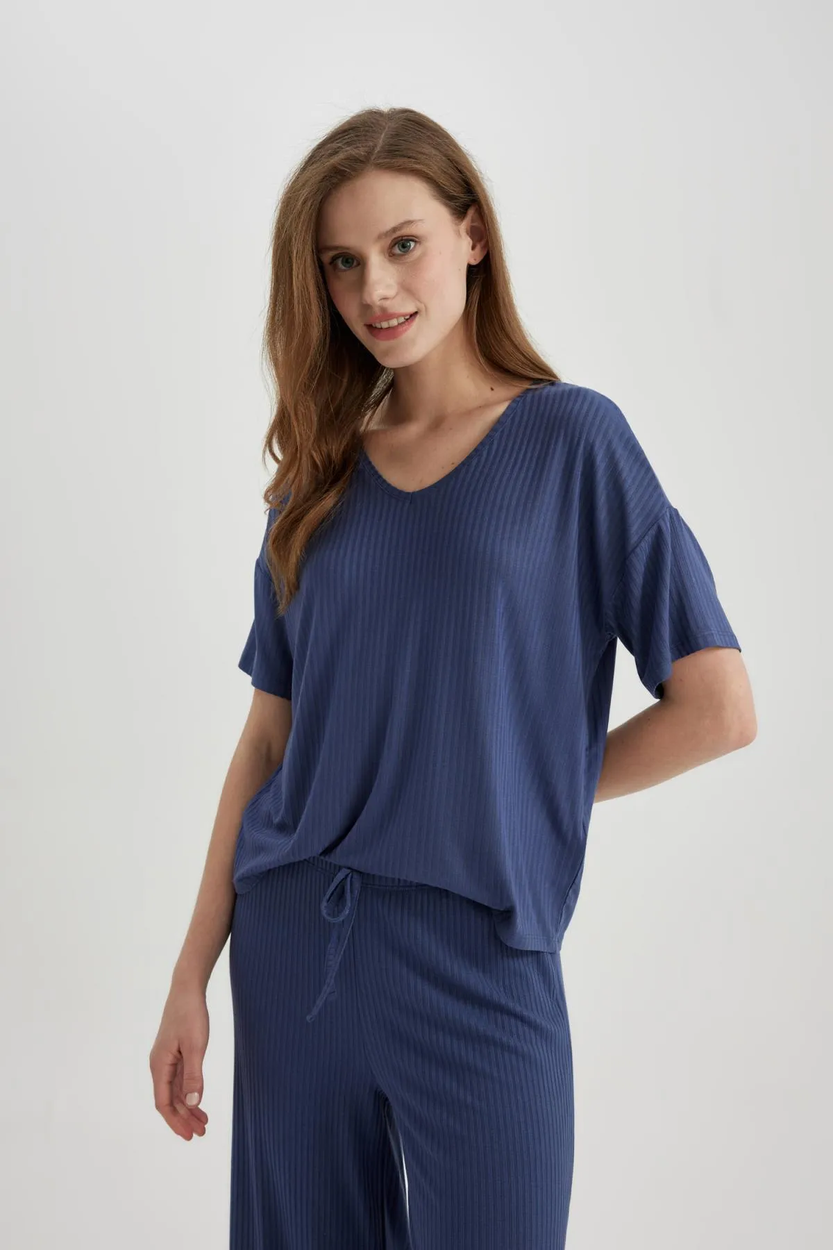 DeFacto  Lässiges Pyjamaoberteil mit V-Ausschnitt und kurzen Ärmeln - Fall In Love Regular Fit B6181ax24sp