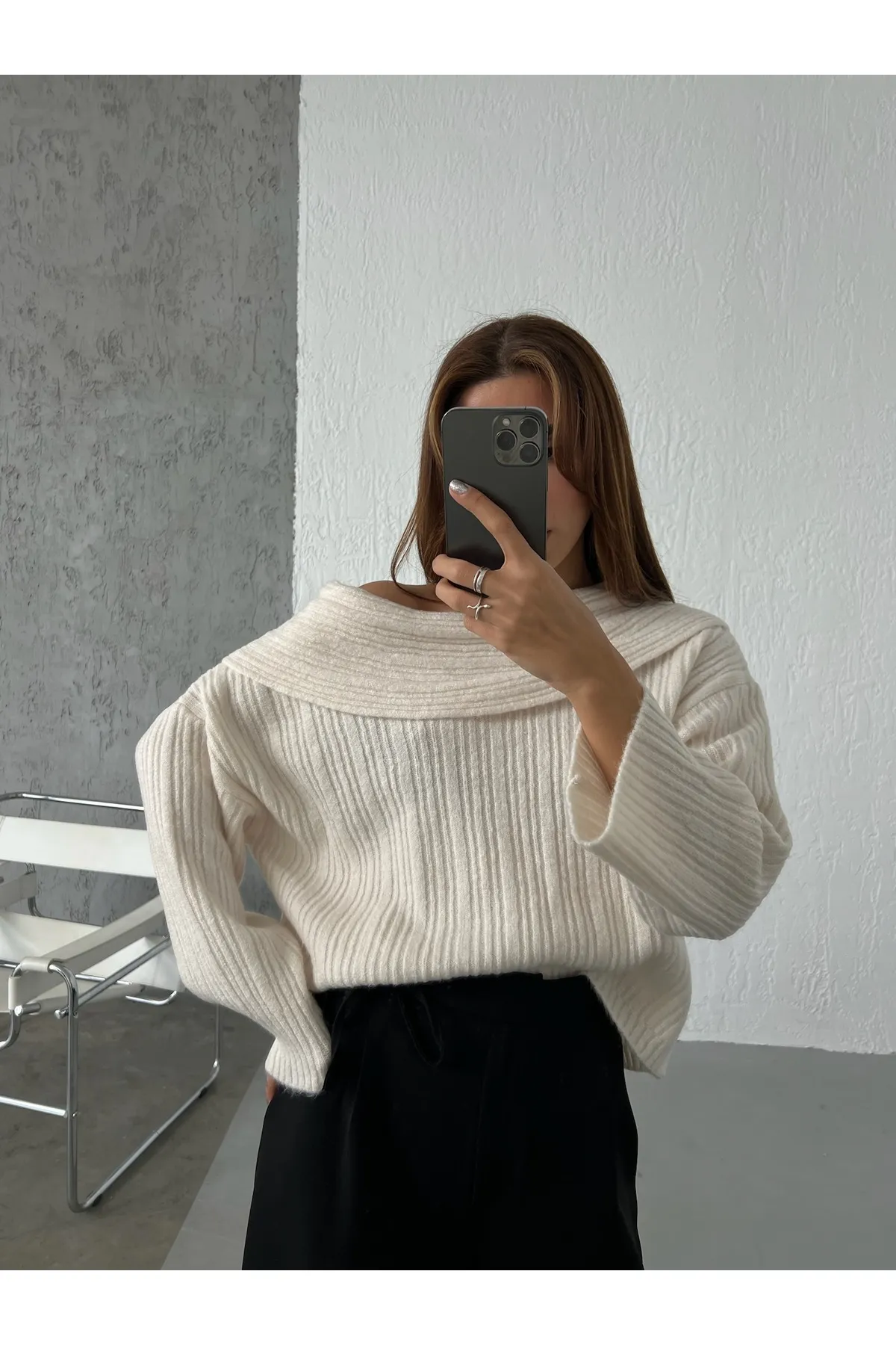 Laluvia  Cremefarbener, gerippter Pullover mit U-Ausschnitt