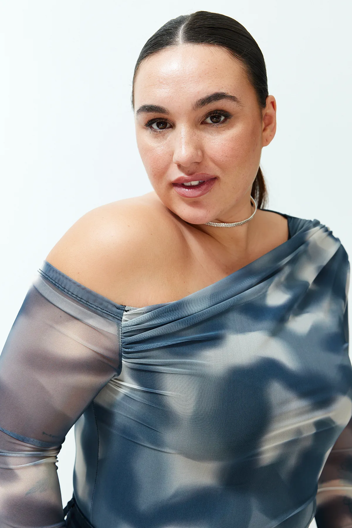 Trendyol Curve  Indigofarbene, mit Tüll gefütterte Strickbluse mit asymmetrischem Kragen TBBSS24AF00025